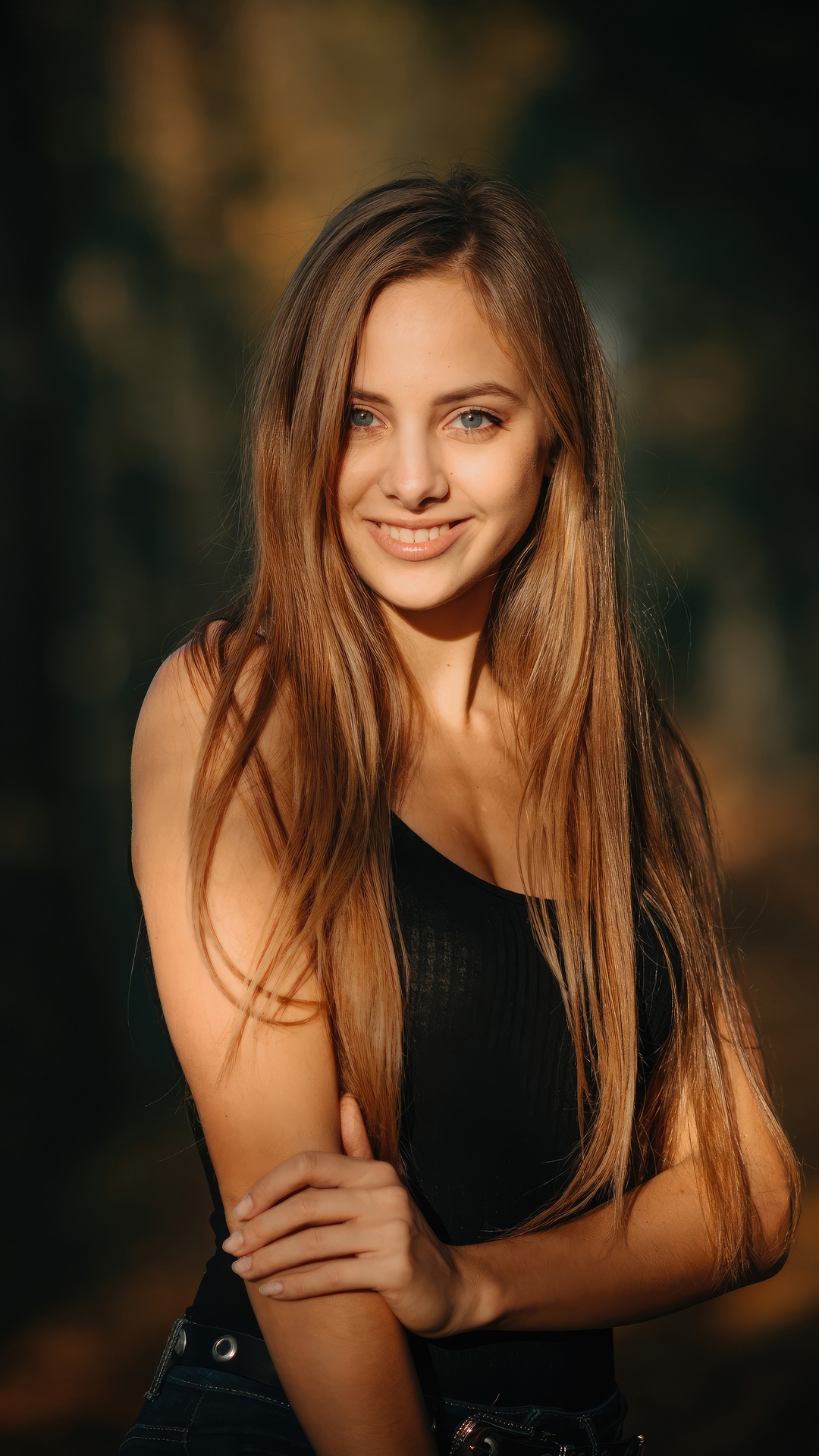 Young woman with long blonde hair smiling HD Phone Wallpaper