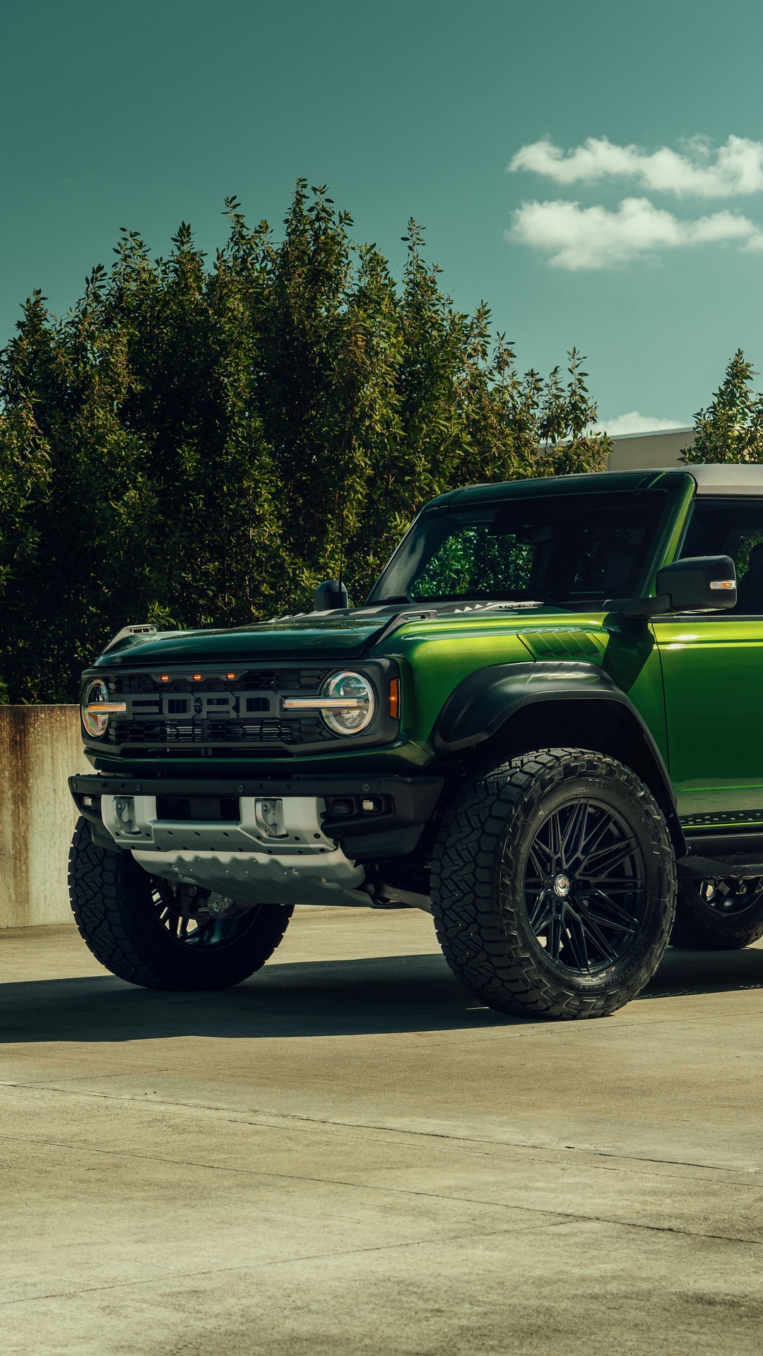 Green Ford Bronco with custom wheels HD Phone Wallpaper