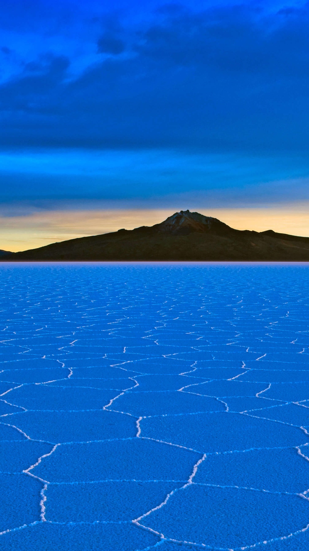 Salar de Uyuni salt flats at sunset HD Phone Wallpaper
