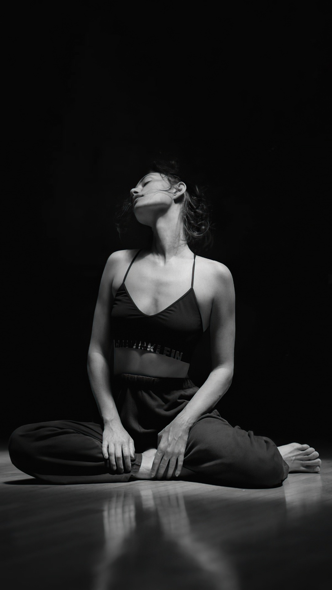 Phoebe Tonkin in monochrome HD Phone Wallpaper