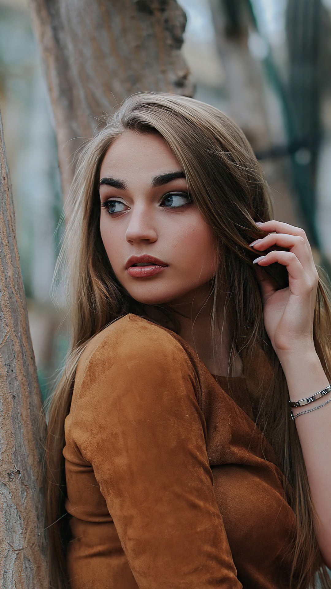 Young woman with long blonde hair HD Phone Wallpaper