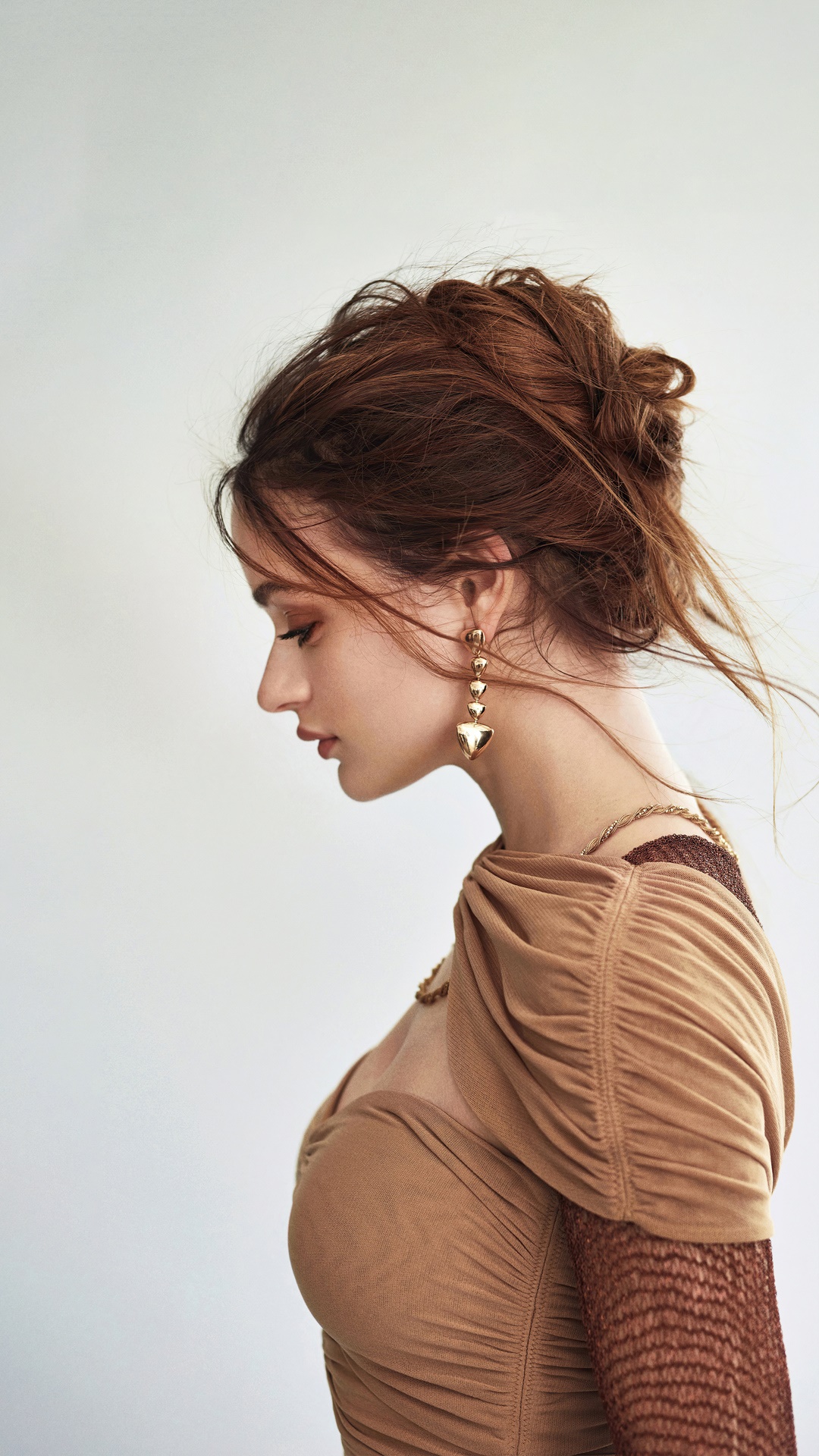 Joey King in a tan top with gold earrings HD Phone Wallpaper