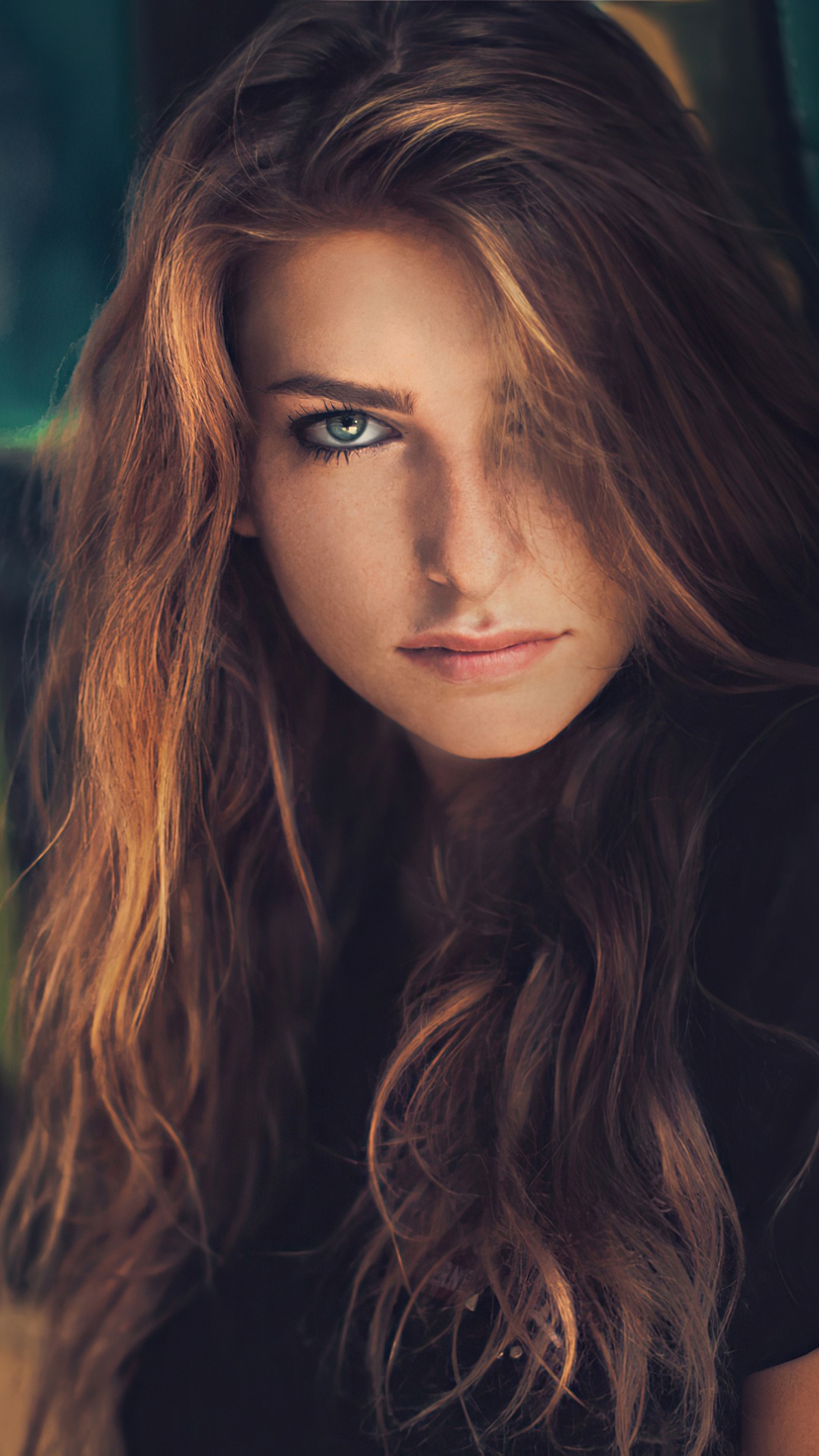 Woman with long wavy brown hair and blue eyes HD Phone Wallpaper