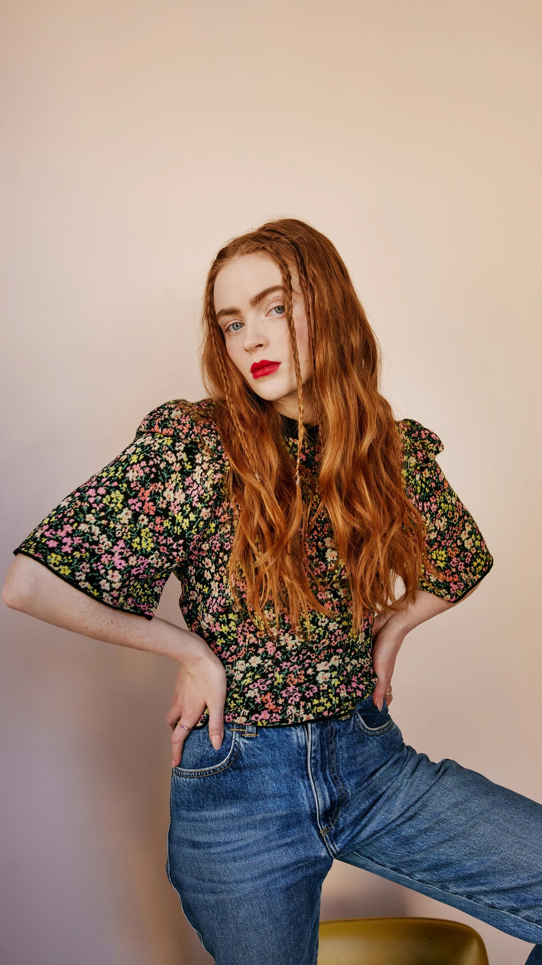Sadie Sink in floral top and jeans HD Phone Wallpaper