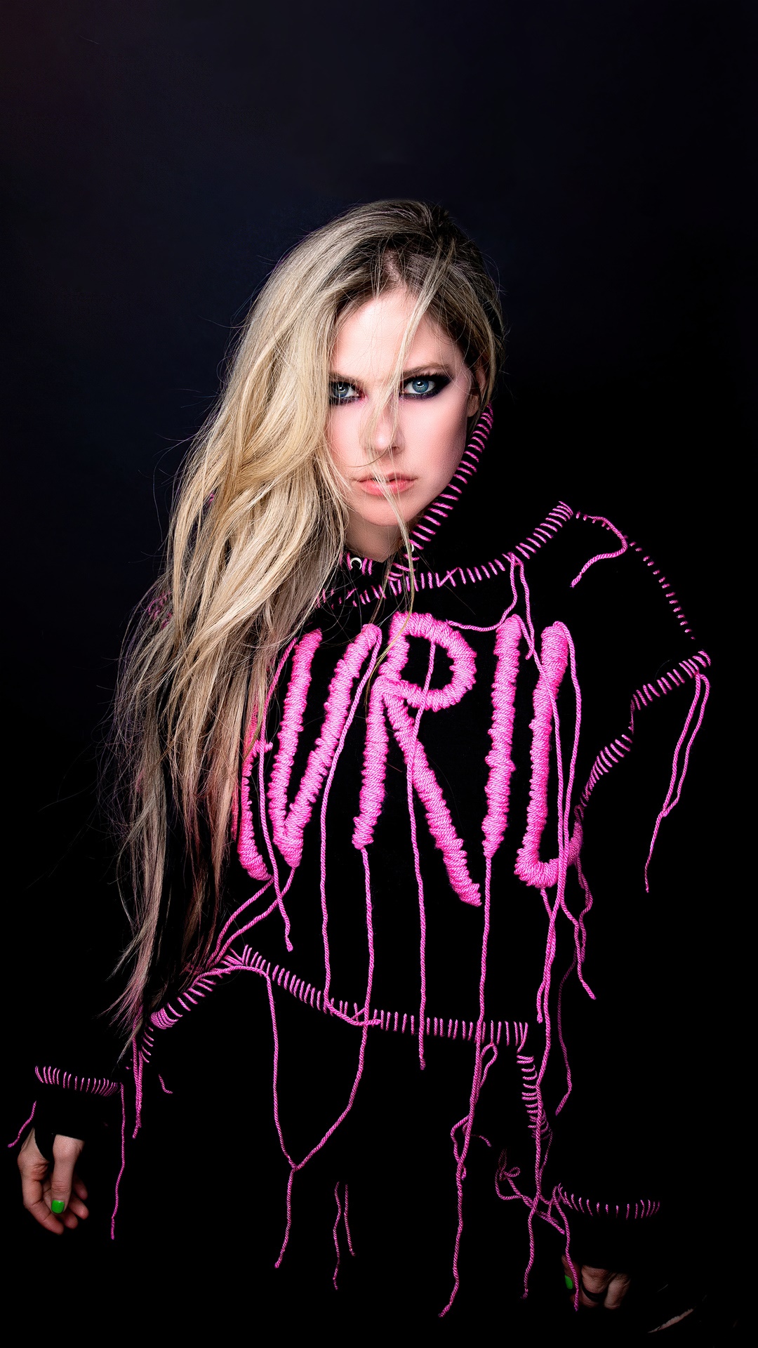 Avril Lavigne in a black hoodie with pink embroidery HD Phone Wallpaper