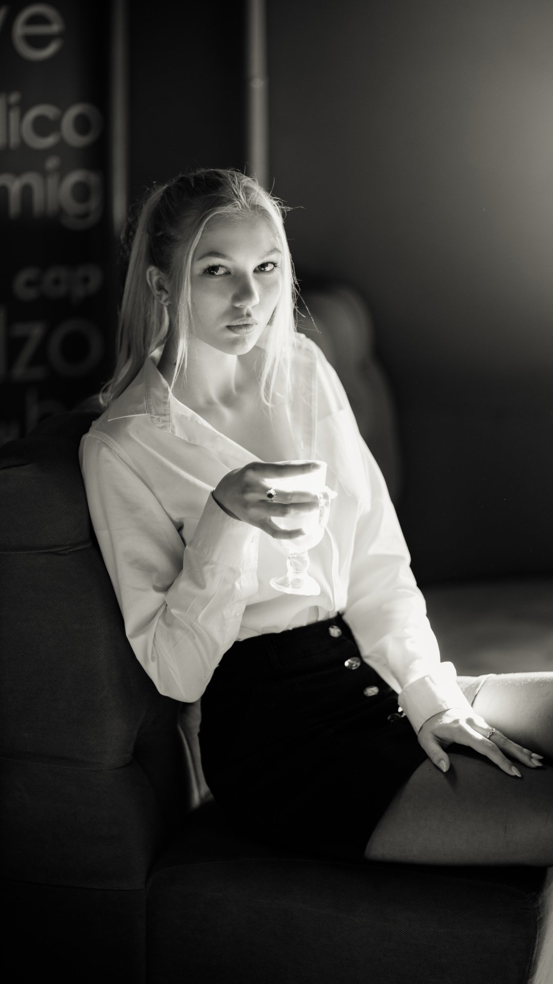 Monochrome portrait of a young woman holding a glass HD Phone Wallpaper