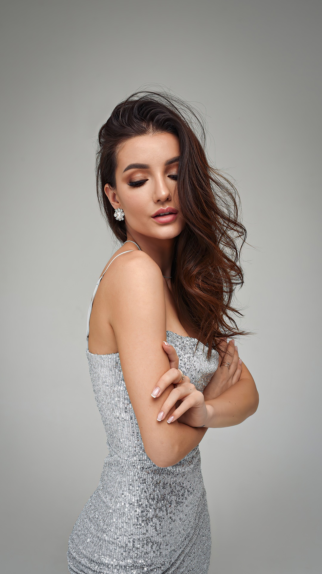 Model in a sequined silver dress HD Phone Wallpaper