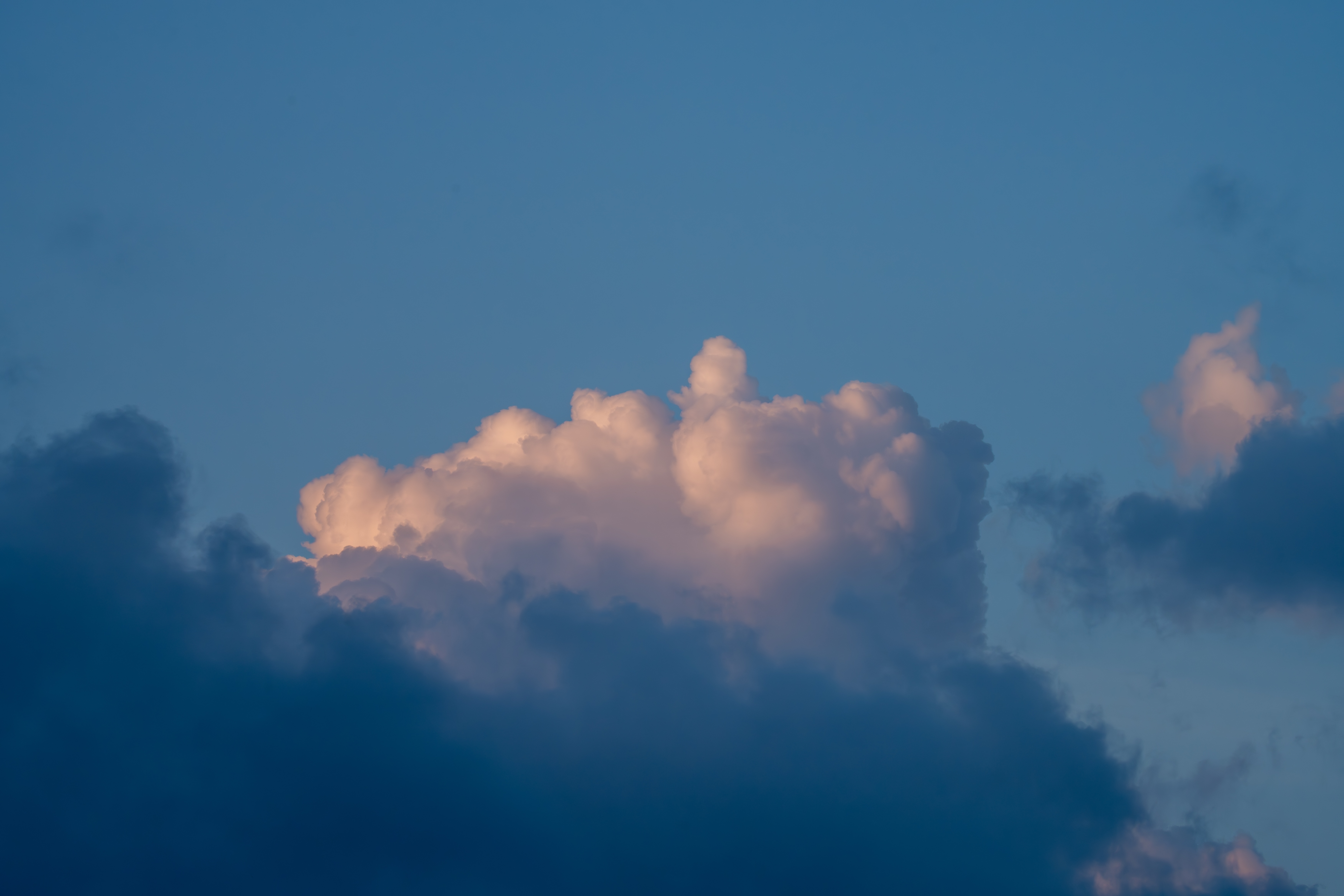 Evening sky with illuminated clouds HD Wallpaper