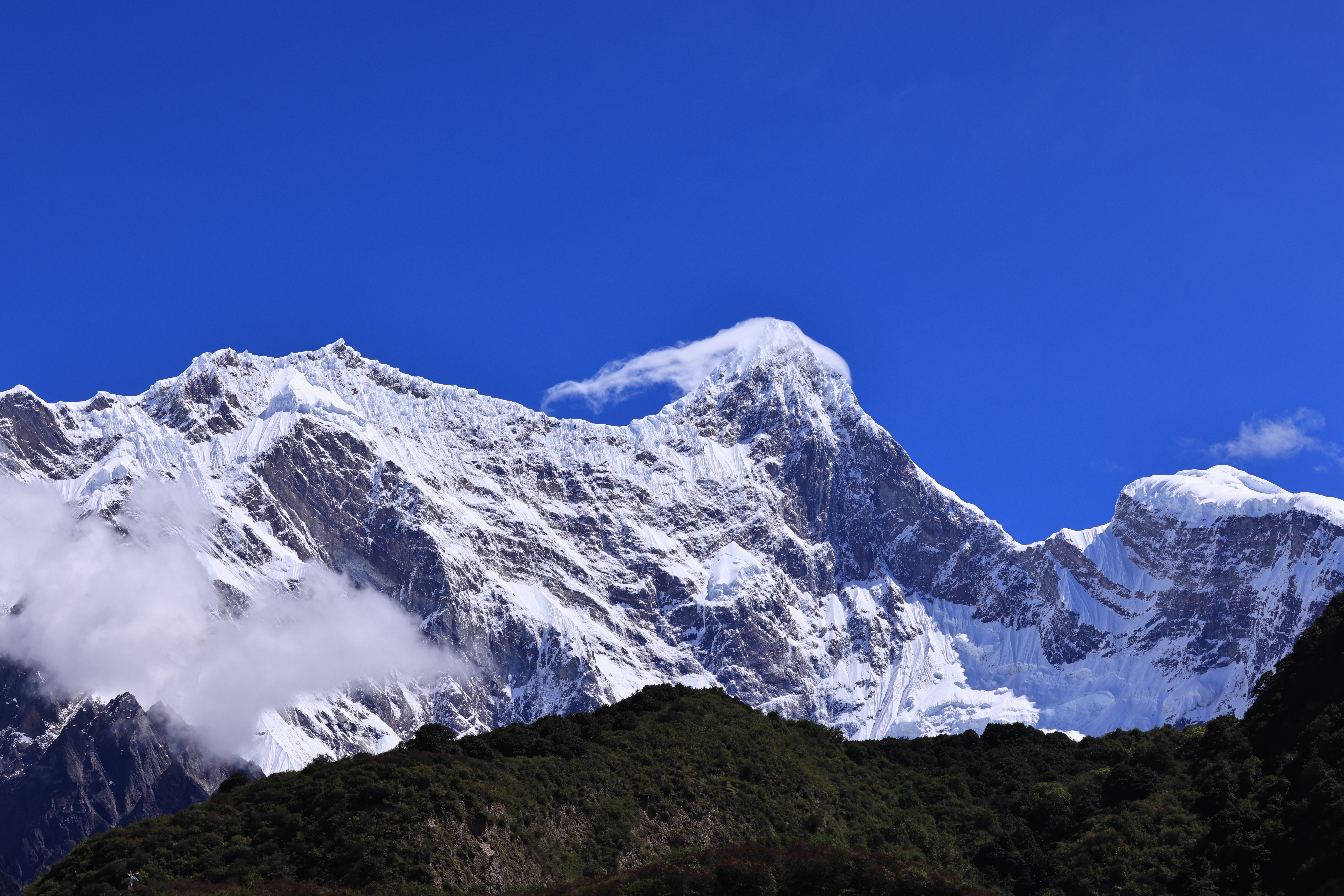 Snow-capped mountains in Tibet under a blue sky HD Wallpaper