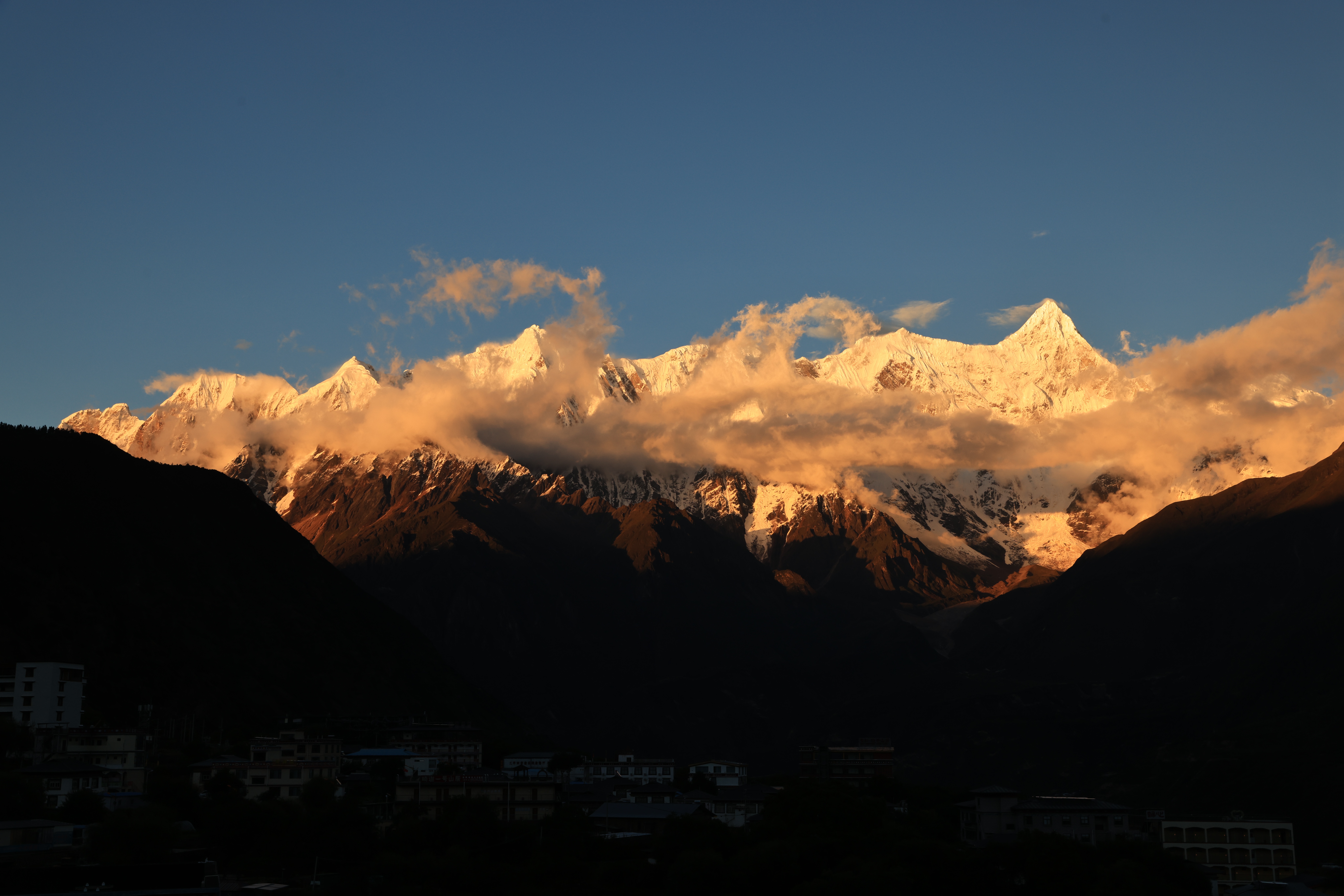 Snow-capped mountains in Tibet at sunset HD Wallpaper