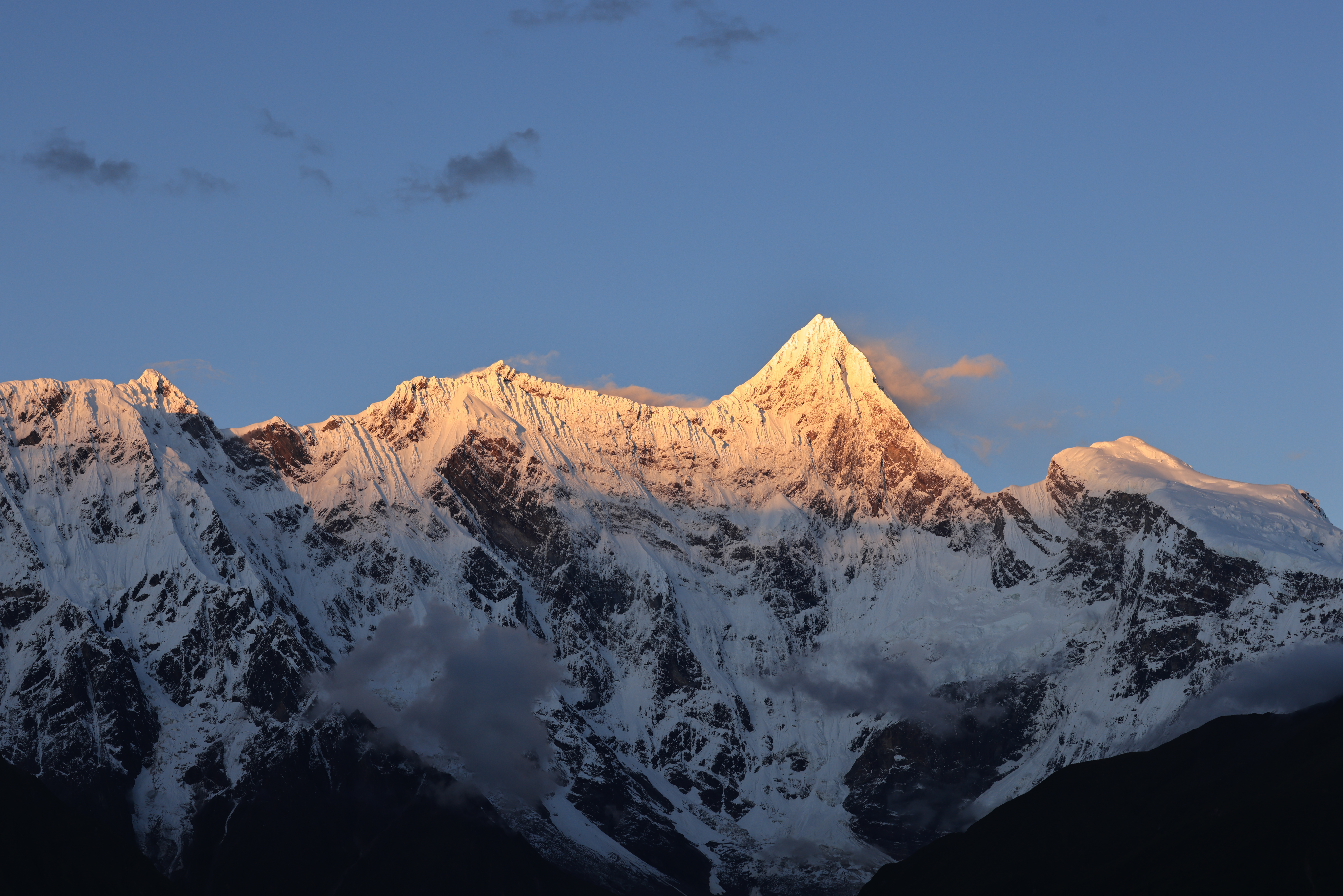 Snowy mountain peak in Tibet at sunrise HD Wallpaper
