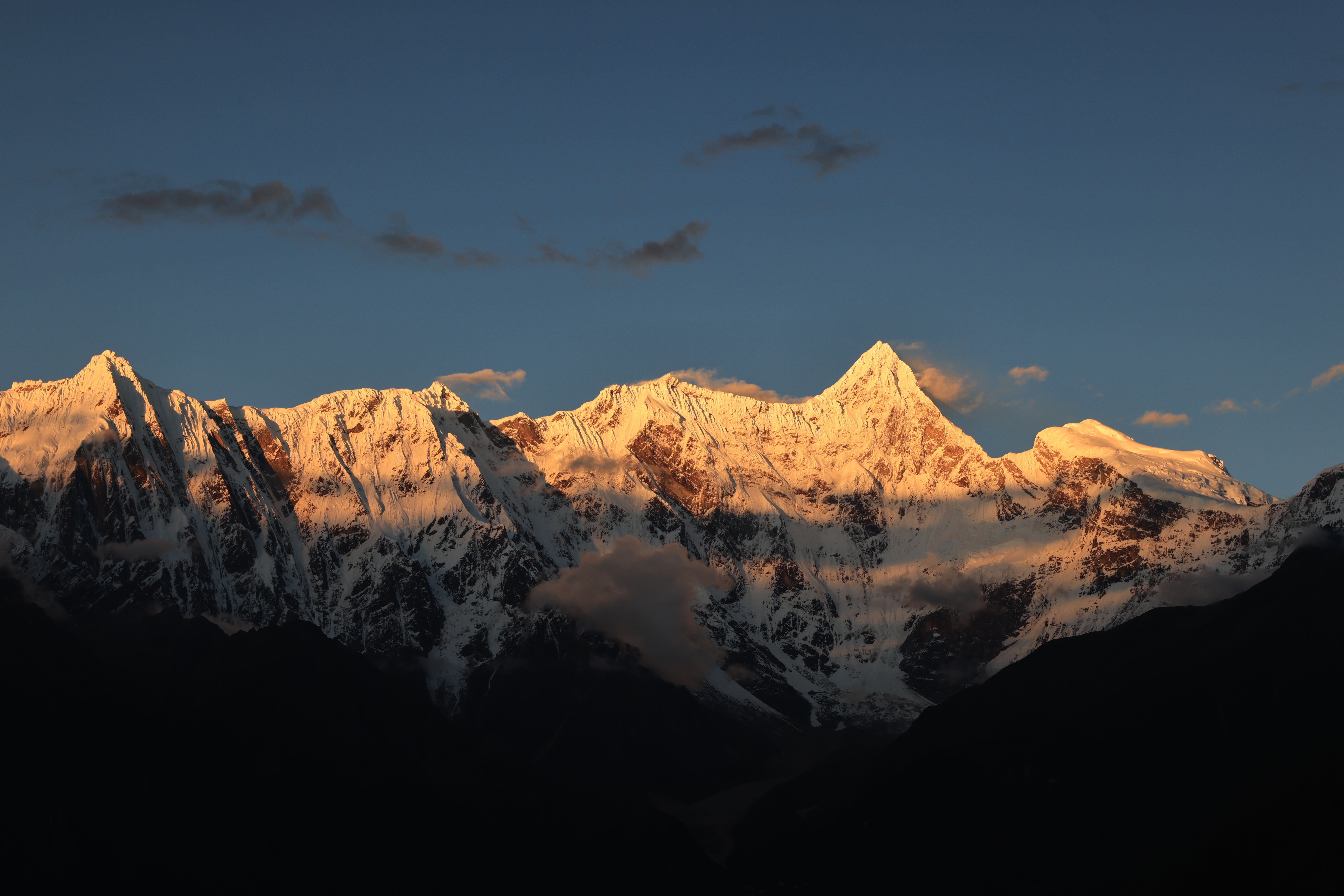 Snowy mountain peaks at sunset in Tibet HD Wallpaper