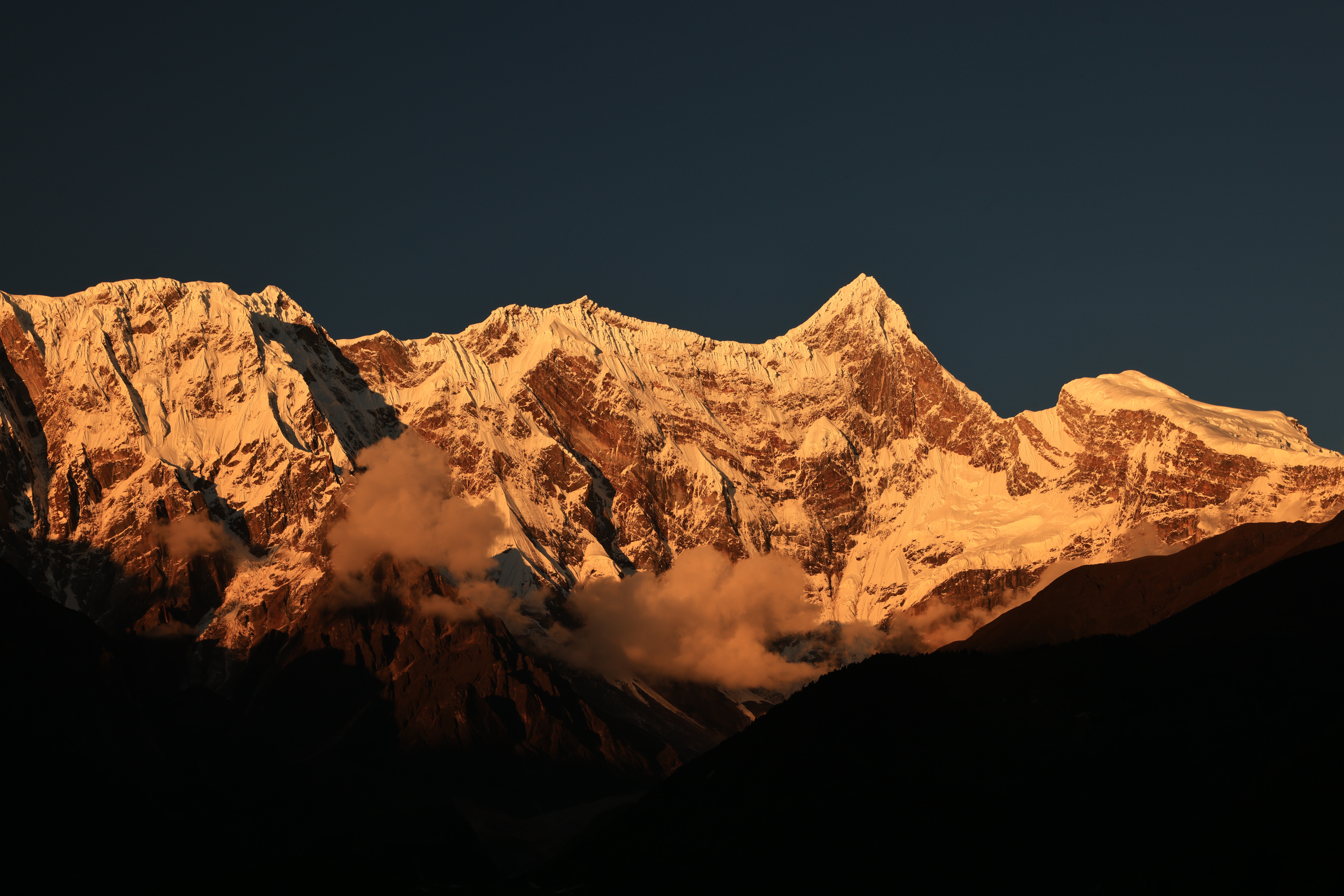 Snowy mountains at sunset in Tibet HD Wallpaper