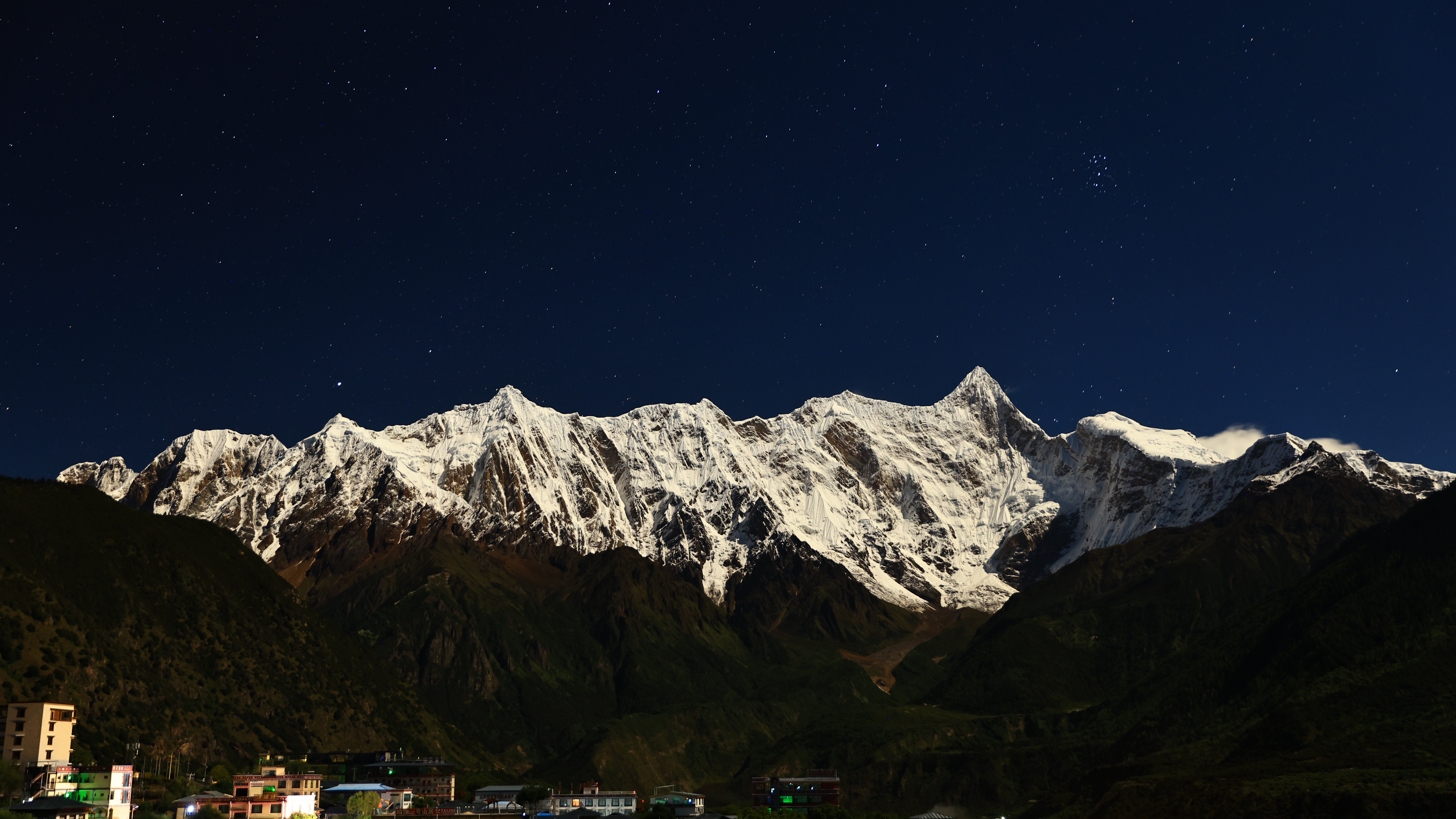 4K snowy mountains under a starry sky in Tibet at night HD Wallpaper