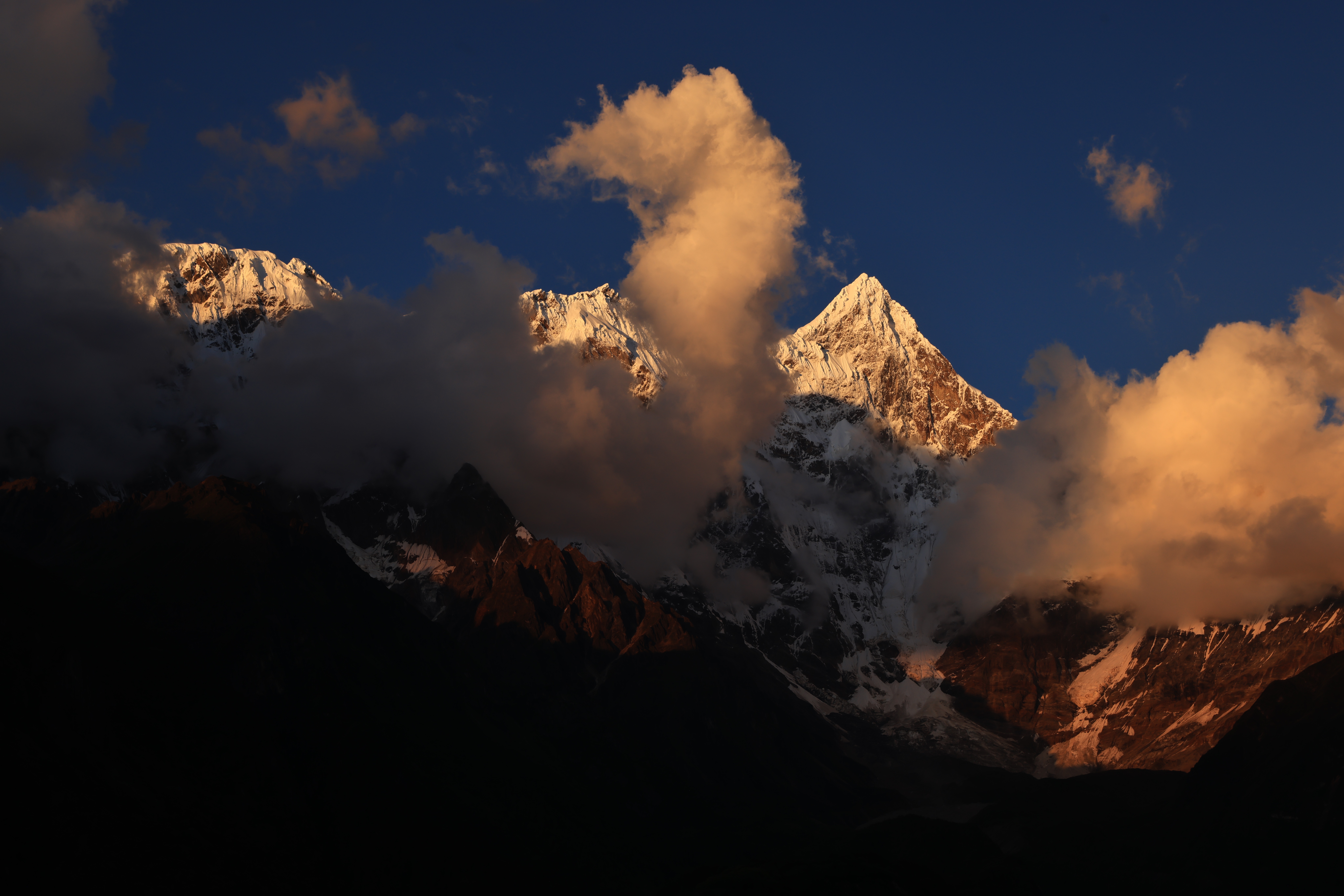 Snowy peaks in Tibet at sunset with clouds HD Wallpaper