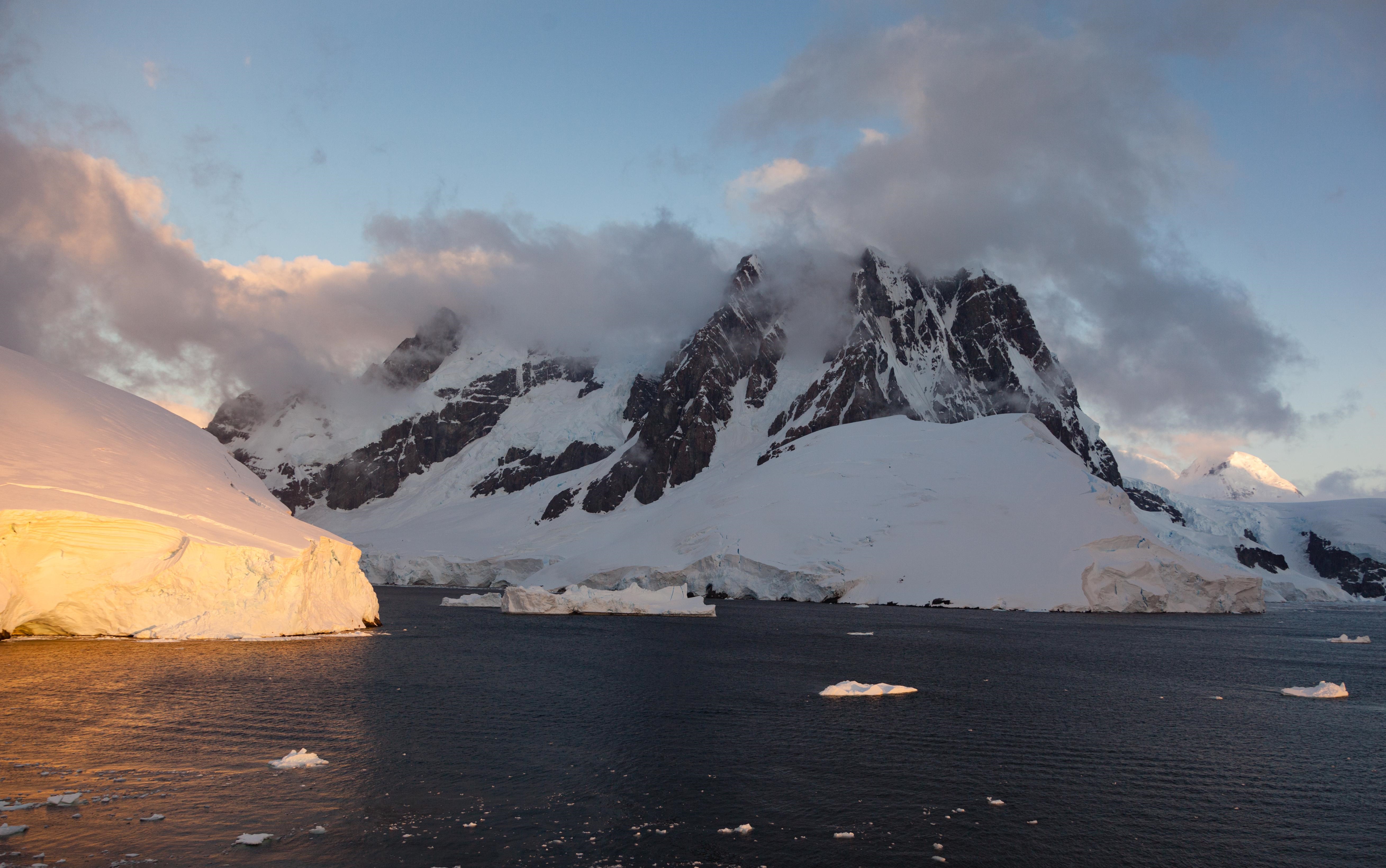 4K Antarctic sunset over mountains and glaciers HD Wallpaper