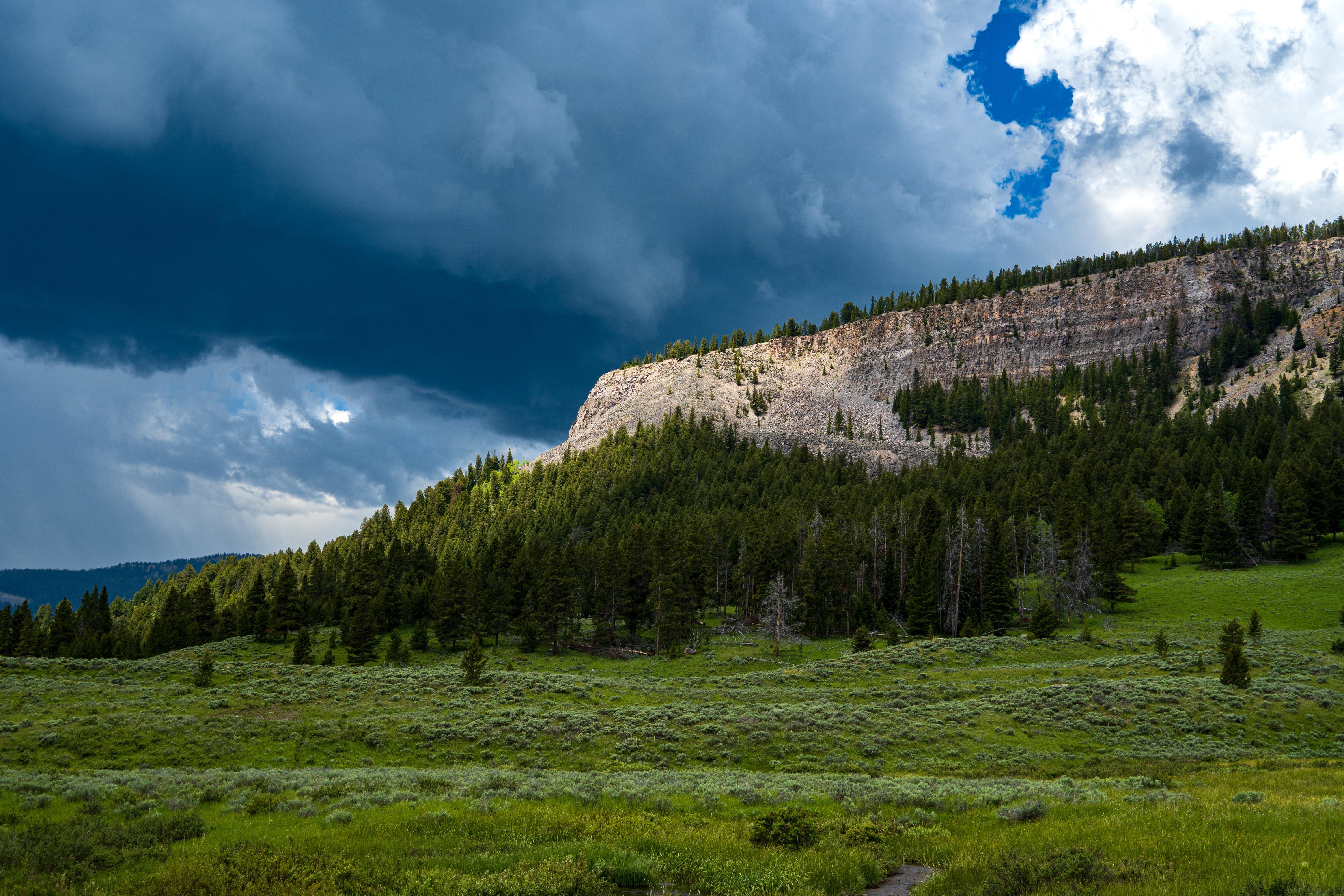 4K Montana landscape with cliff and stormy sky HD Wallpaper