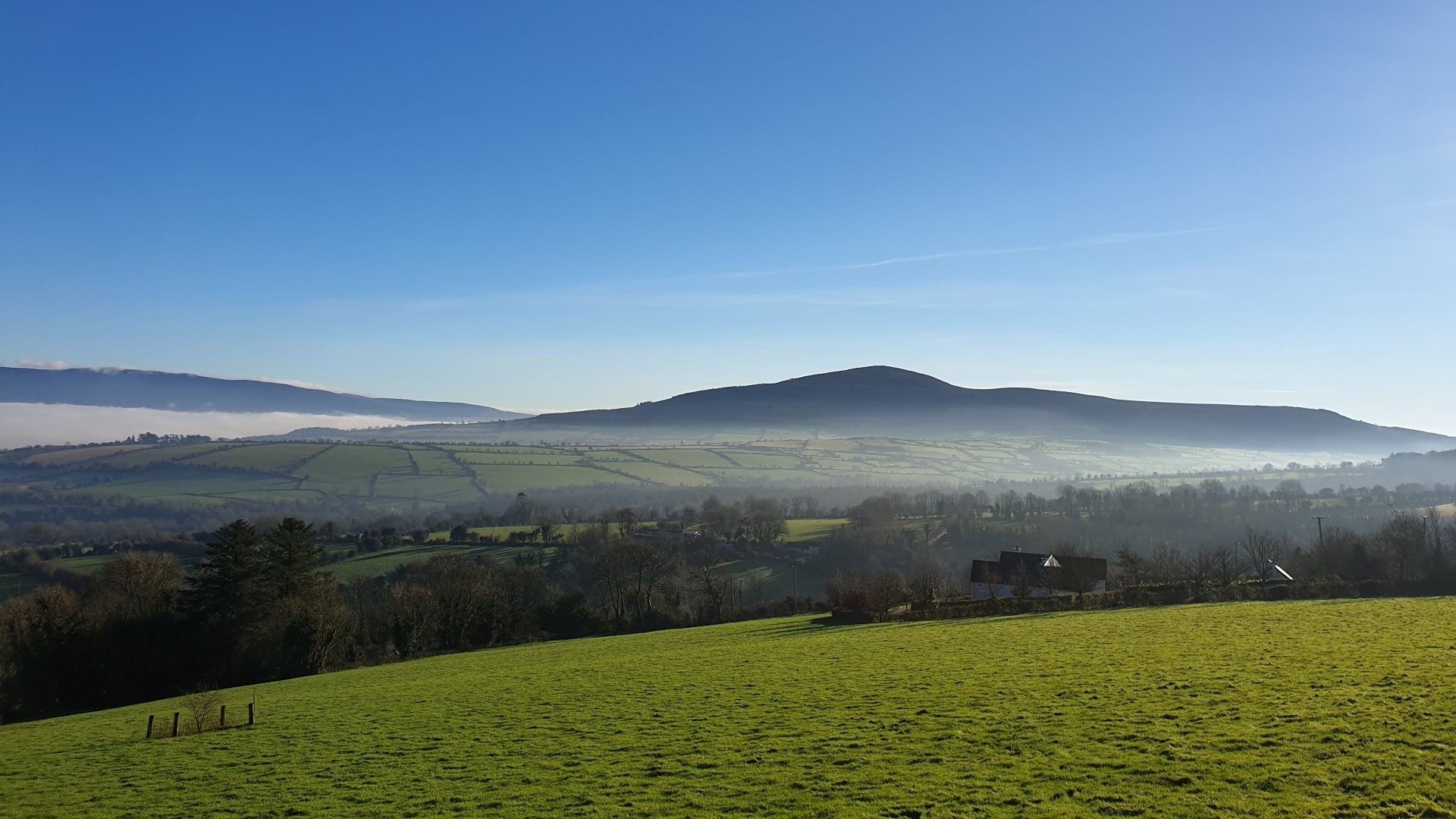 Rolling green hills and mountains in Graiguenamanagh, Ireland HD Wallpaper