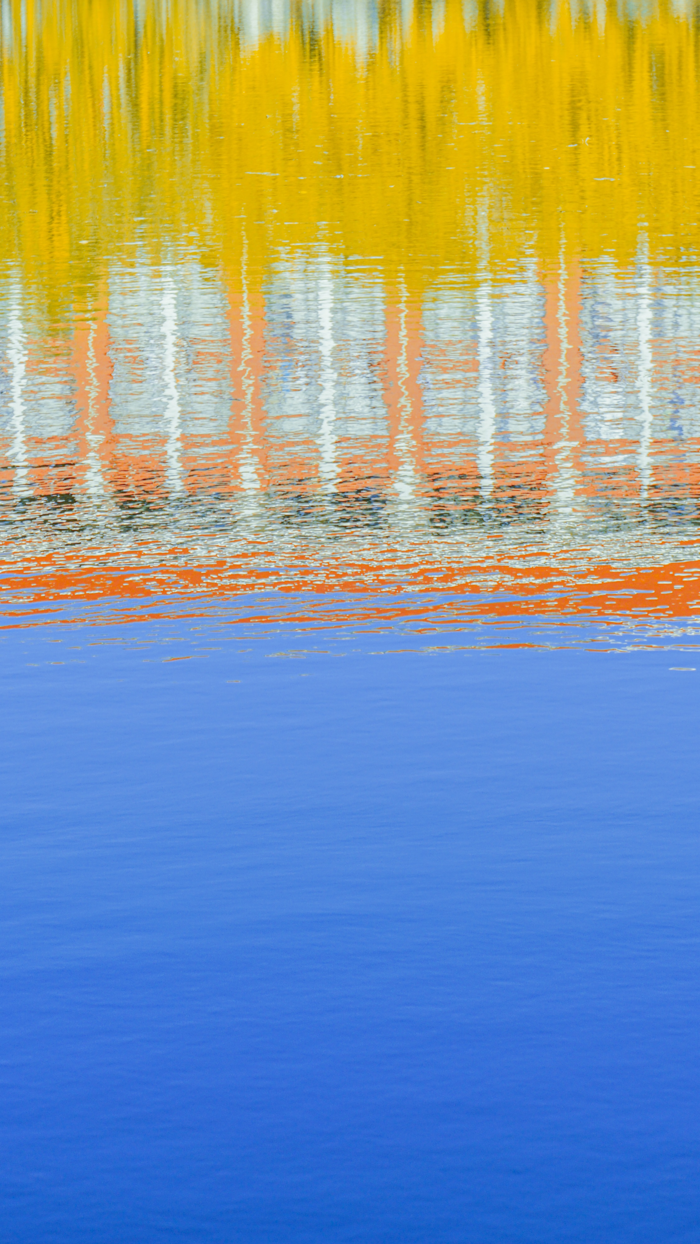 Reflection of a building in blue water HD Phone Wallpaper