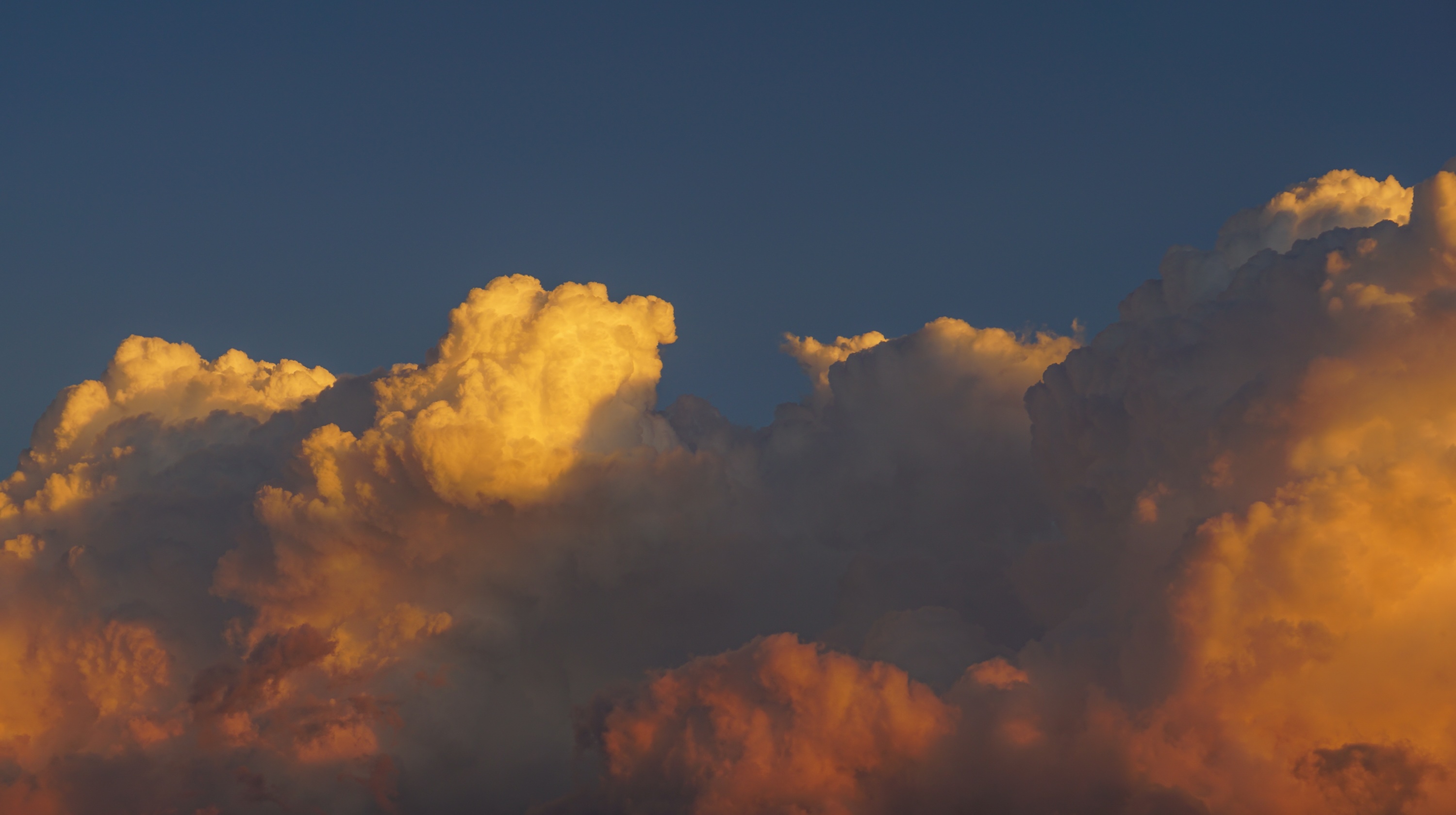 Clouds illuminated by sunset light HD Wallpaper
