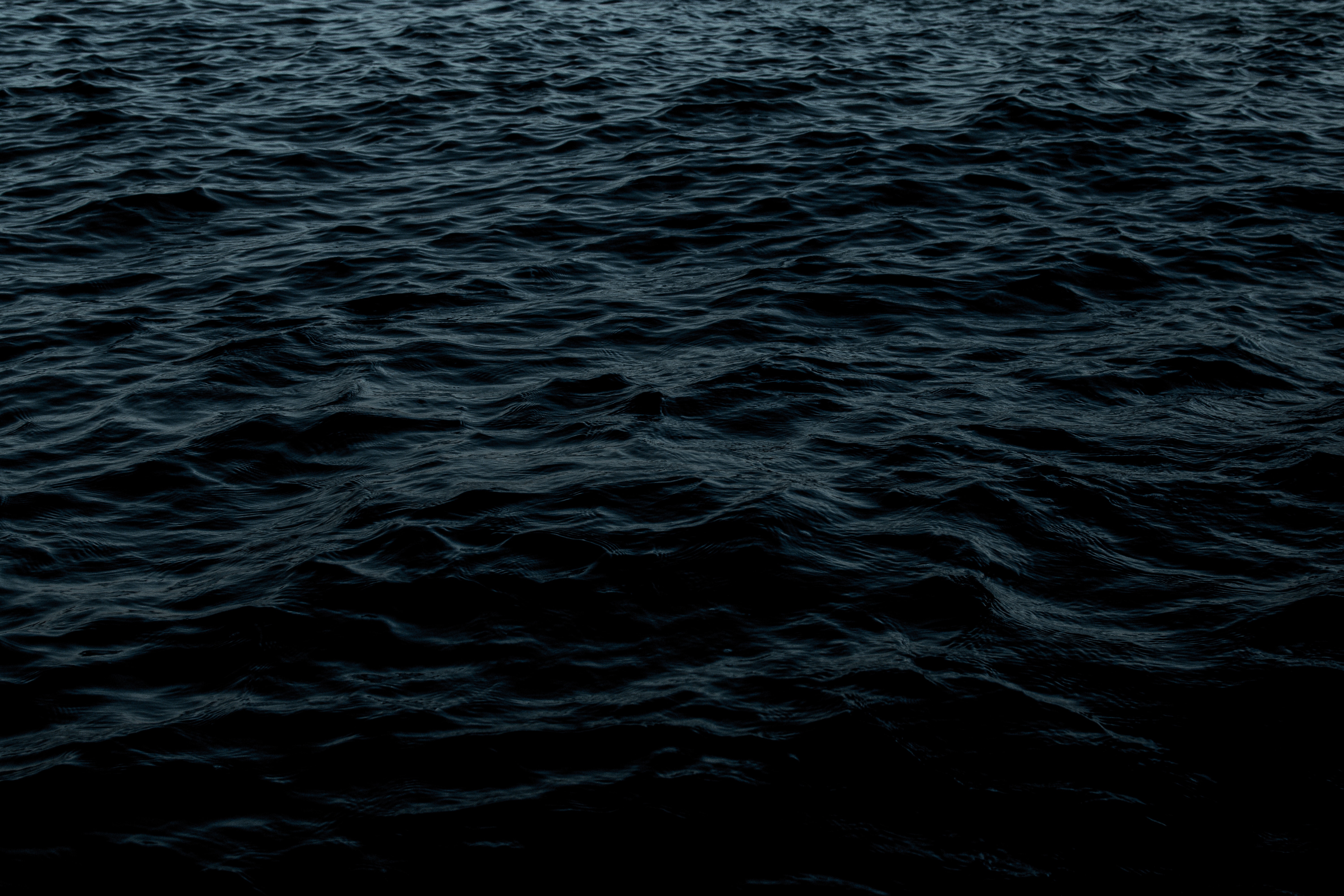 Dark ocean waves in 4K HD Wallpaper