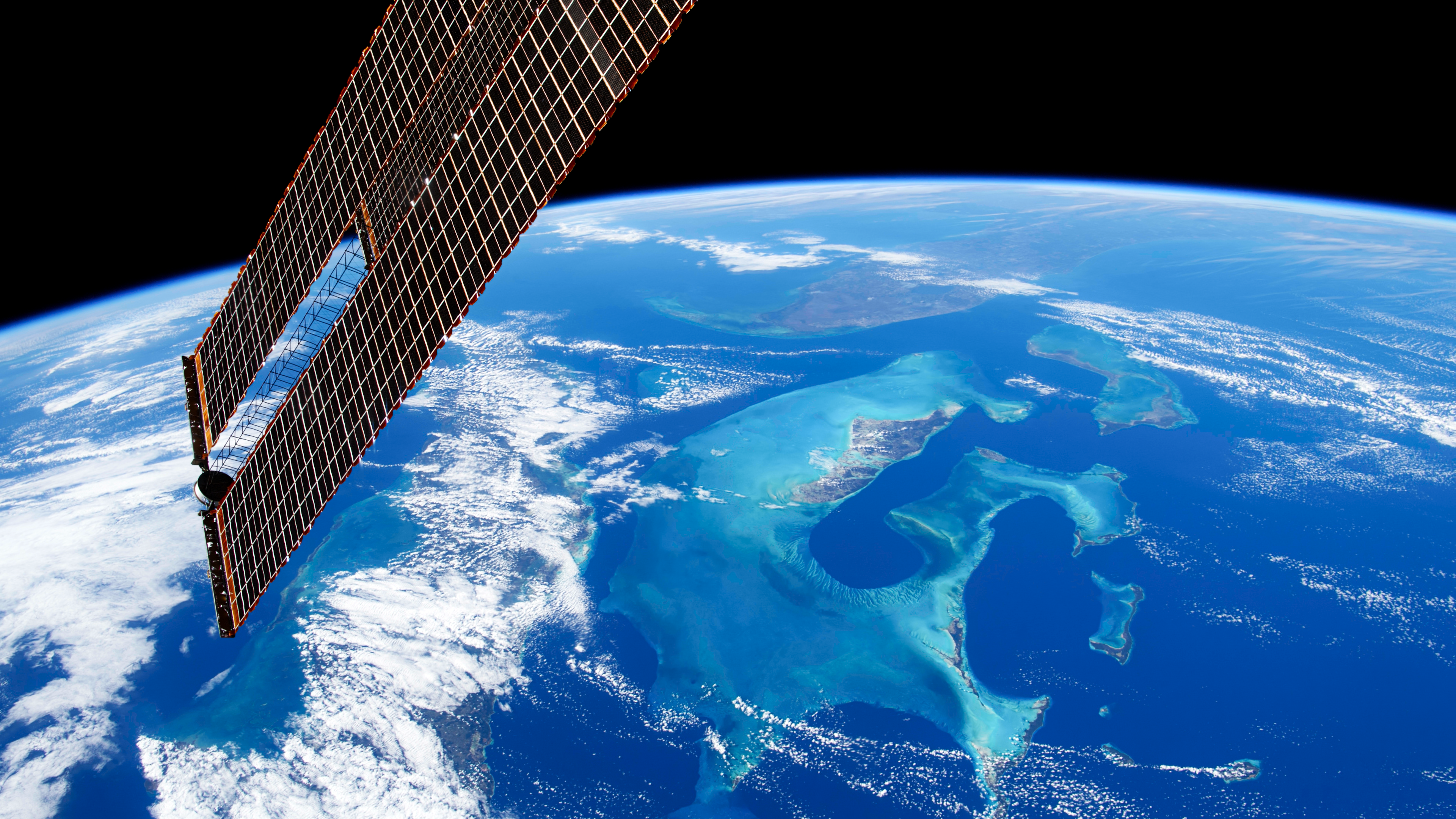 Space Station Solar Arrays Over the Bahamas HD Wallpaper