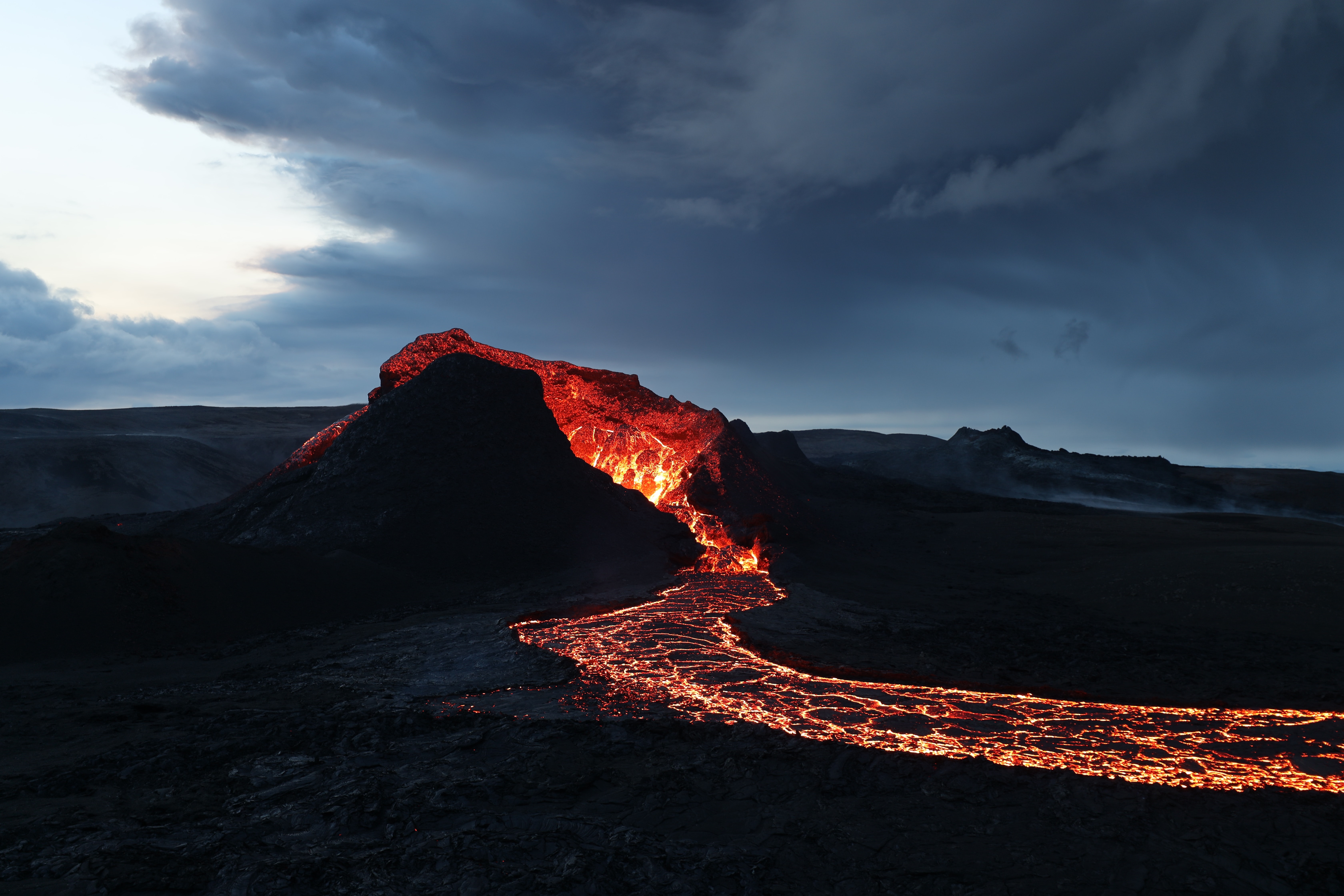 4K Volcano Erupting Lava in Iceland HD Wallpaper