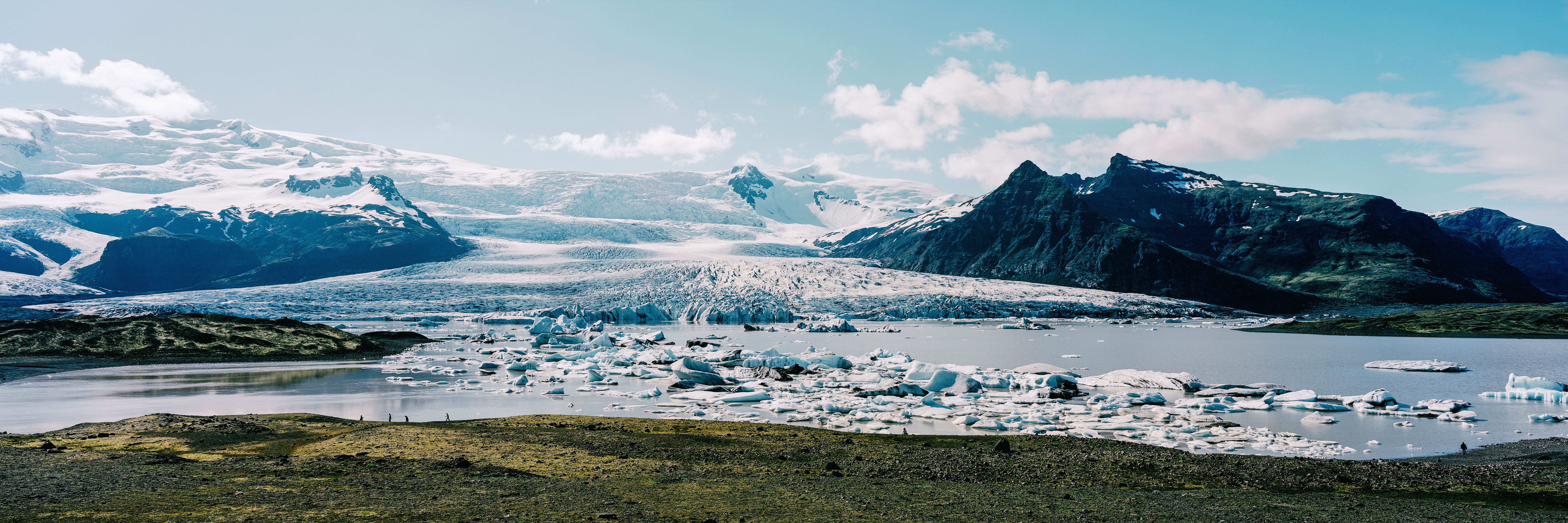 4K wide screen landscape of a glacier and icebergs HD Wallpaper