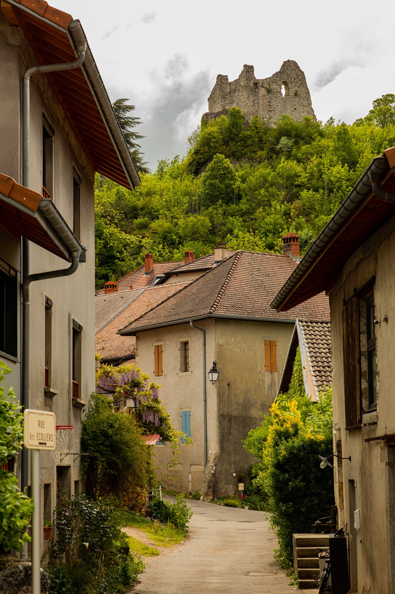 Village with castle ruins on a hill HD Phone Wallpaper