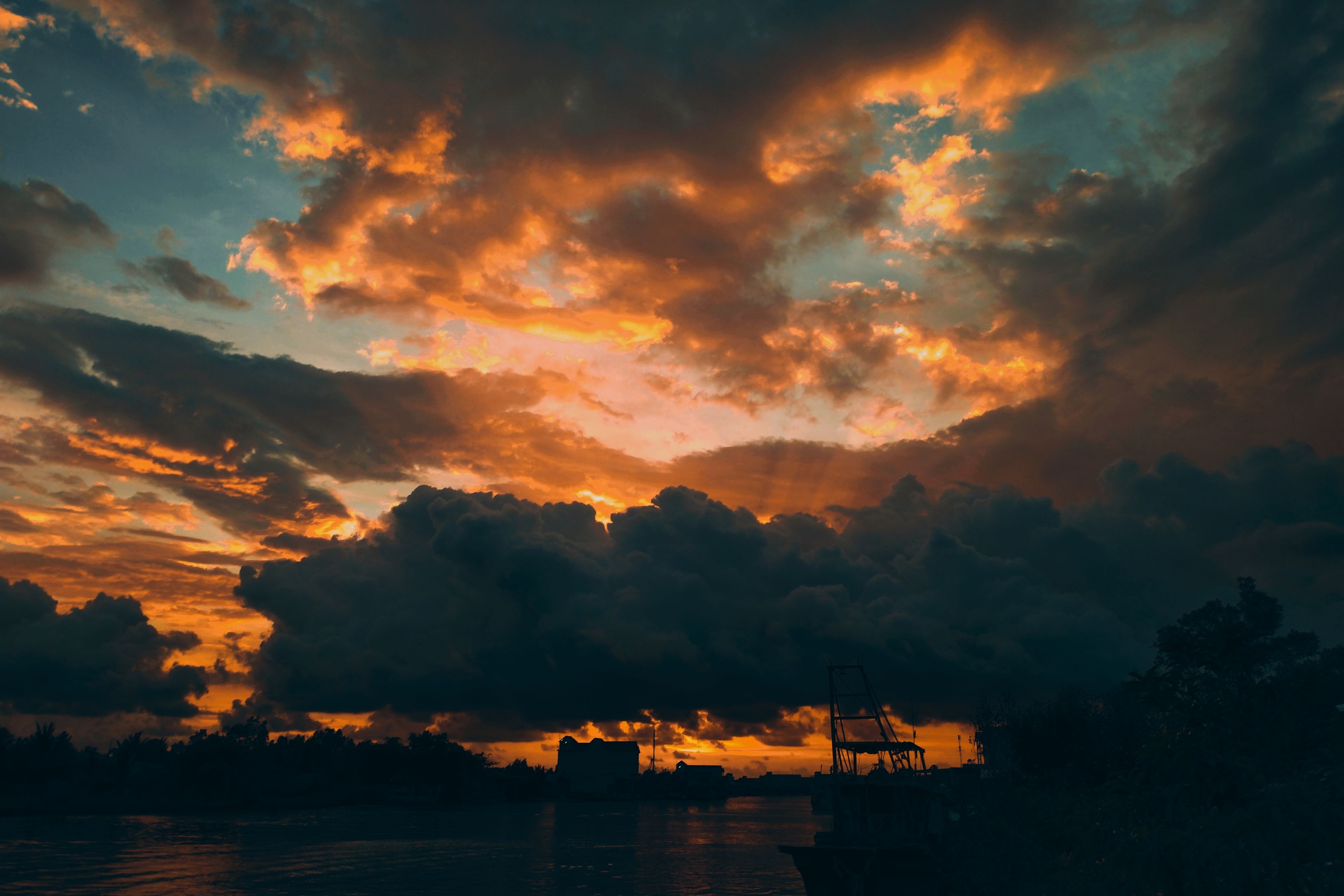 Sunset over the water in Vietnam HD Wallpaper