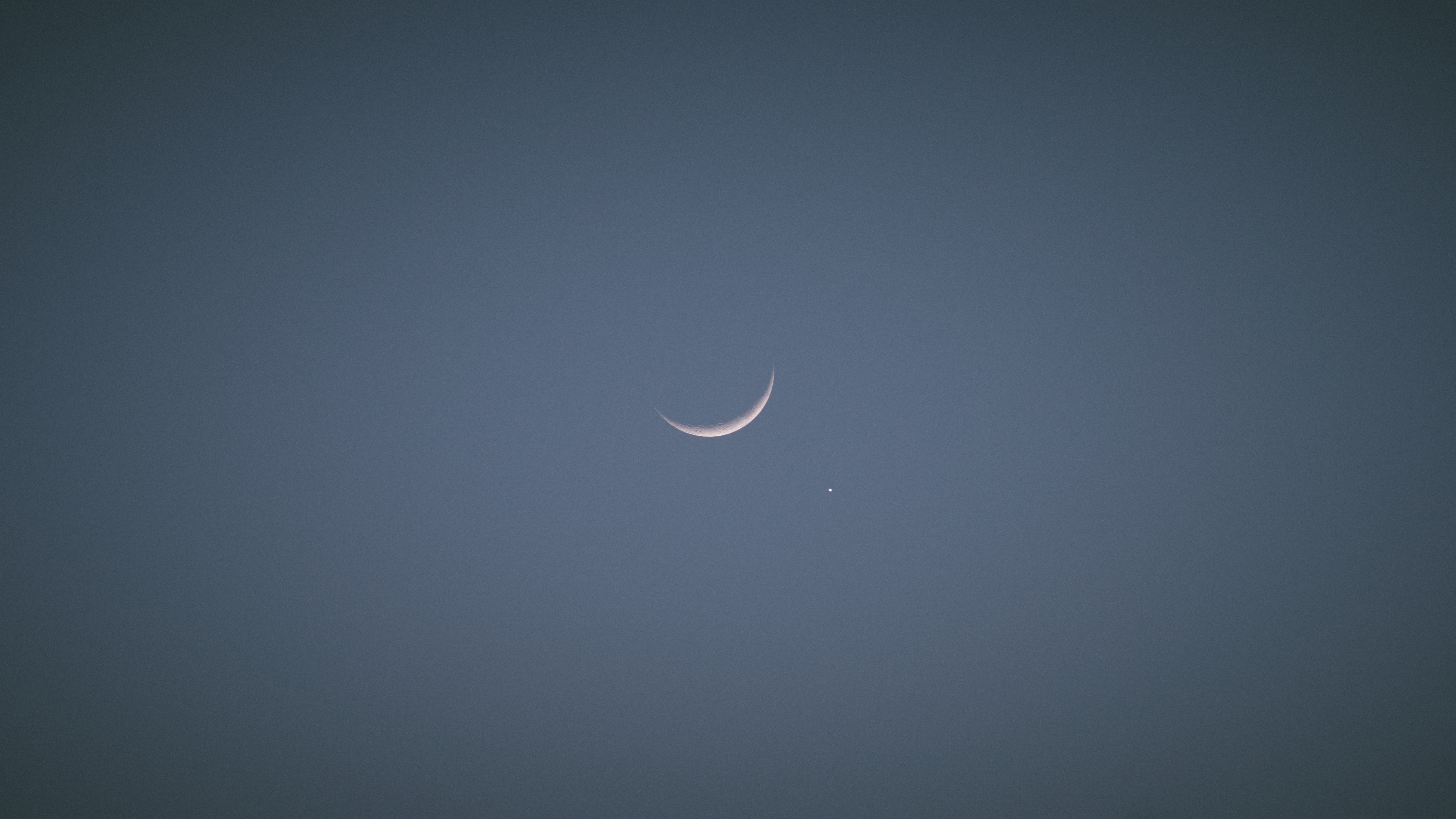 Crescent Moon and Venus in the Evening Sky HD Wallpaper