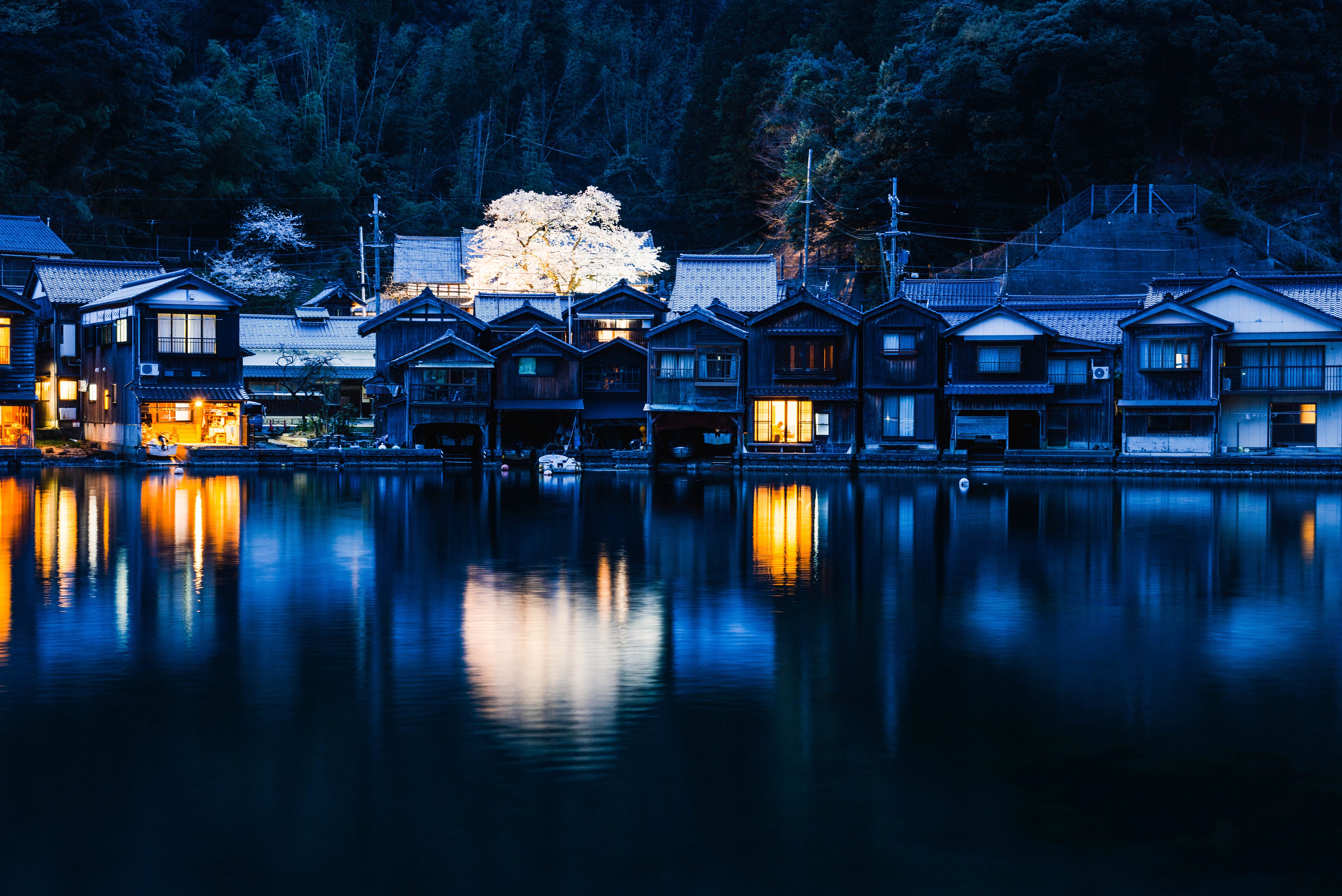 4K Night view of traditional Japanese houses by the water HD Wallpaper