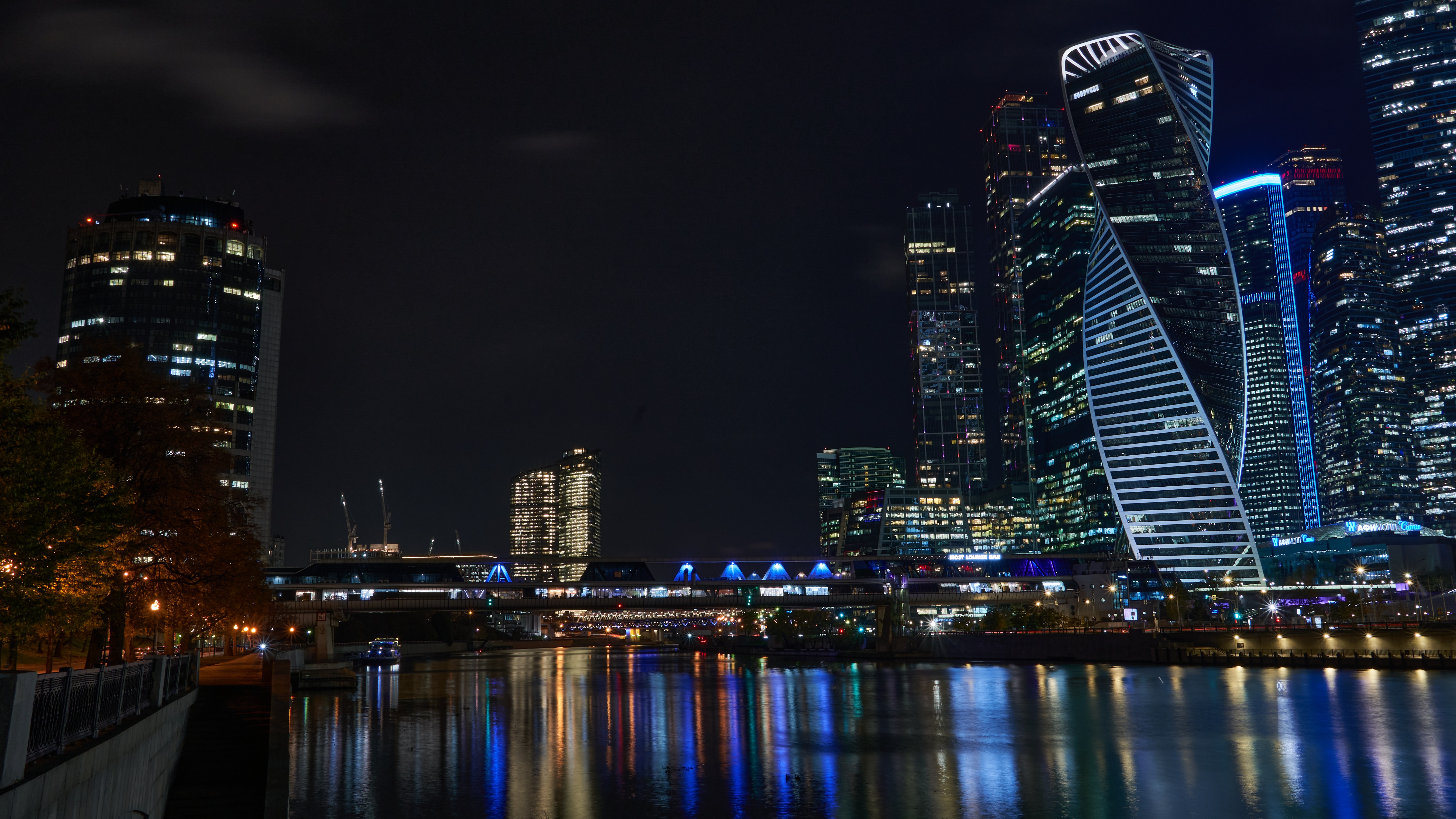 4K night view of Moscow skyscrapers and river HD Wallpaper