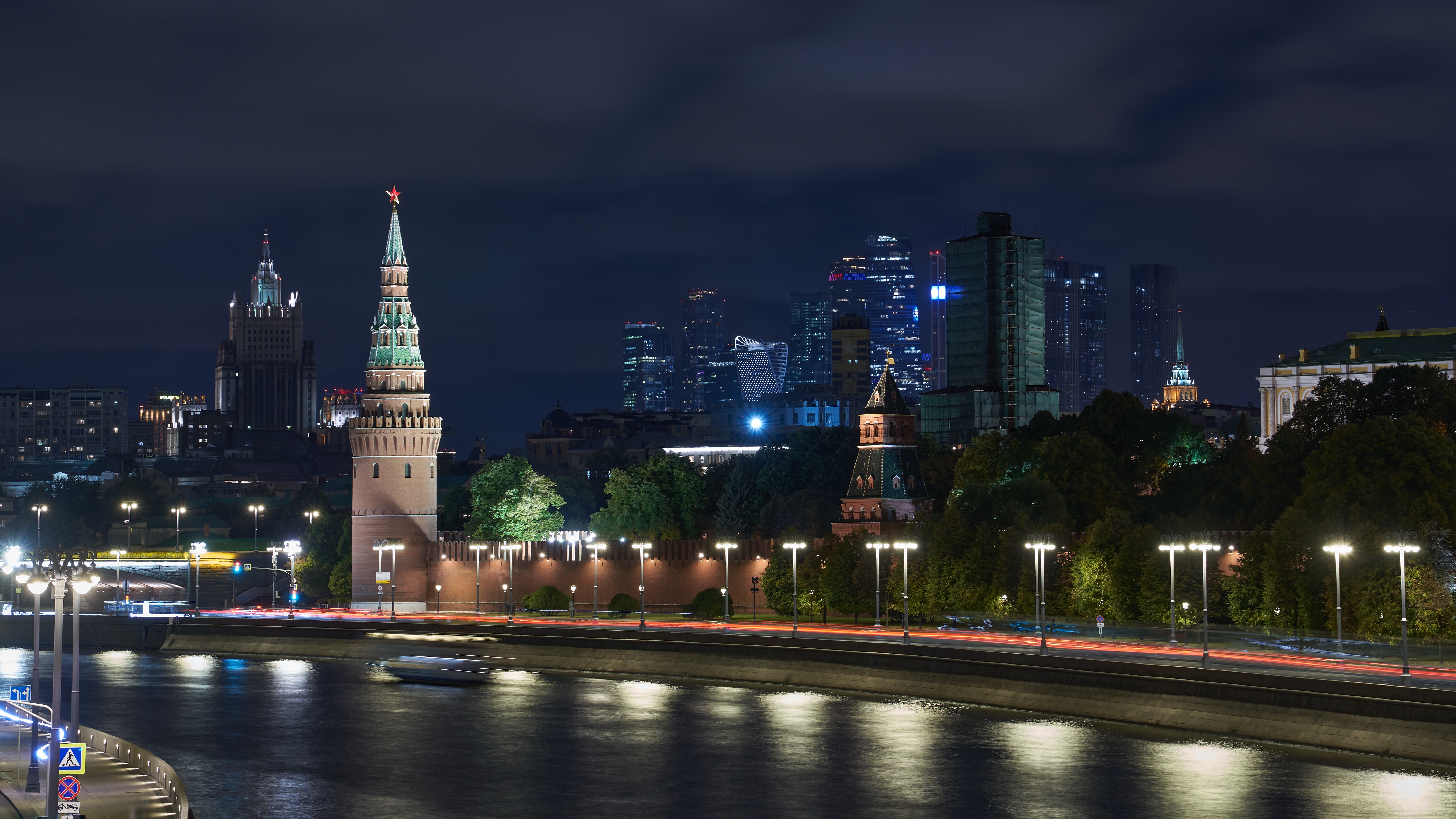 Moscow Kremlin and city skyline at night HD Wallpaper