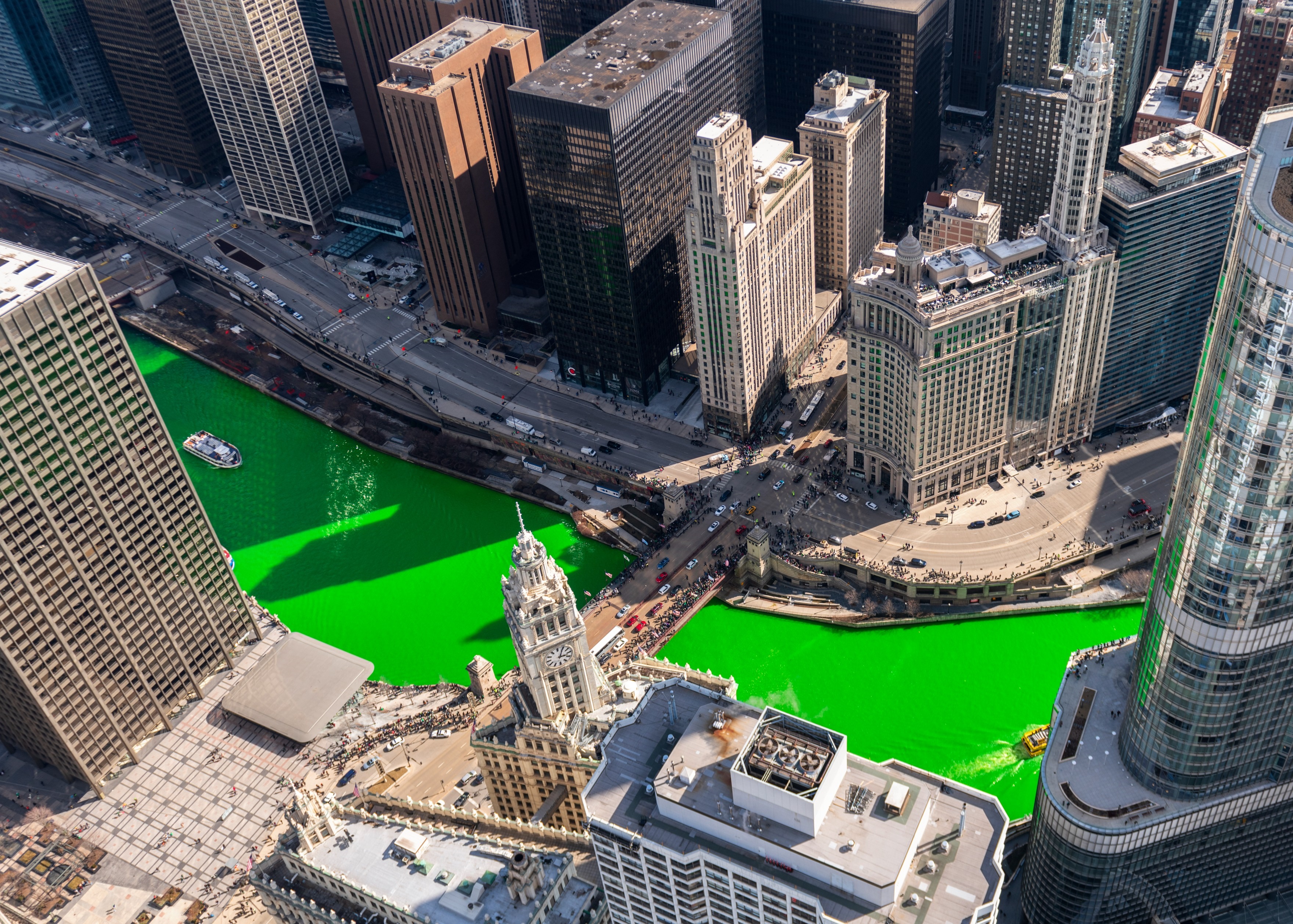 Chicago River dyed green for St. Patrick's Day HD Wallpaper