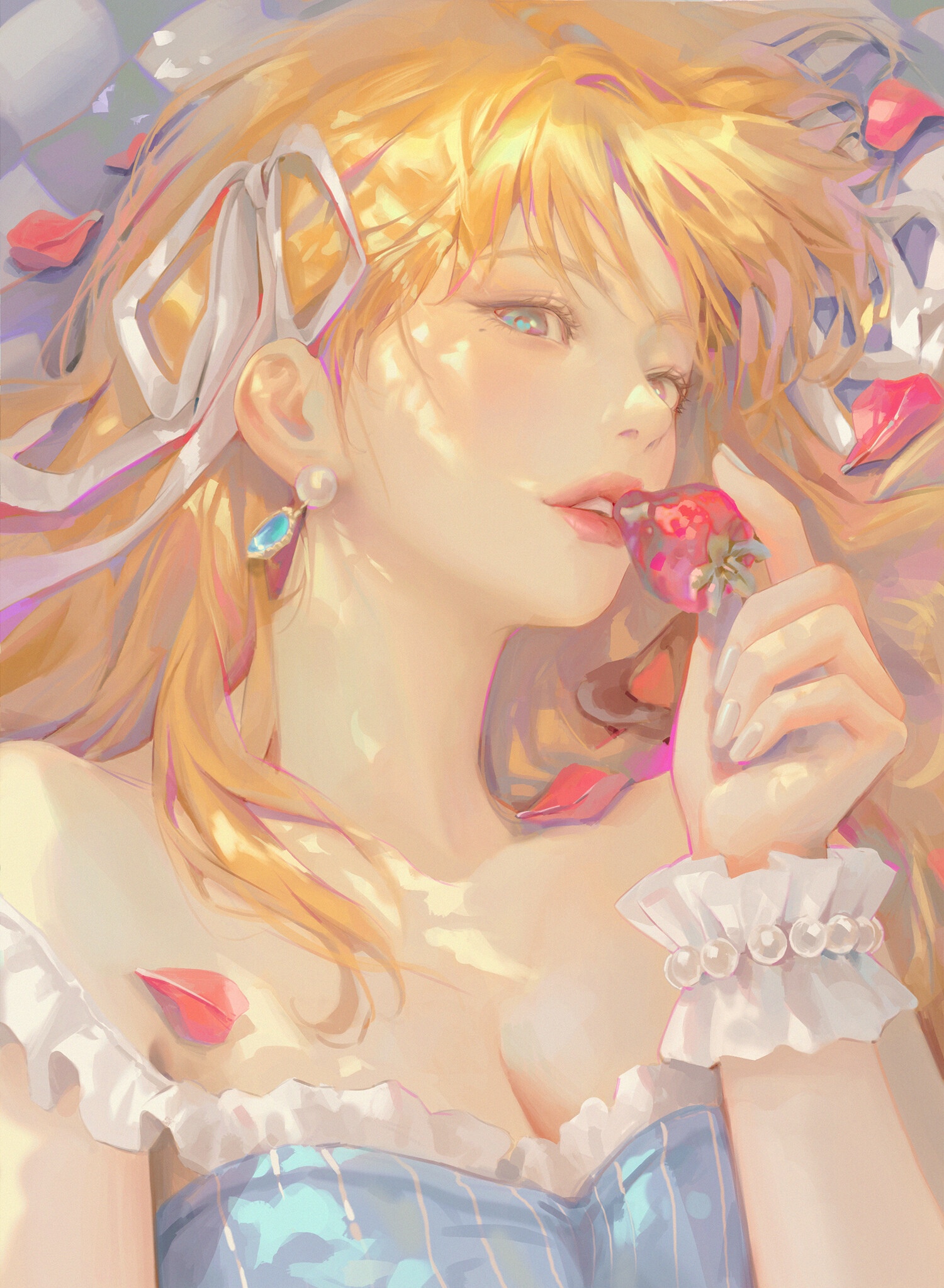 Woman with blonde hair eating a strawberry HD Phone Wallpaper