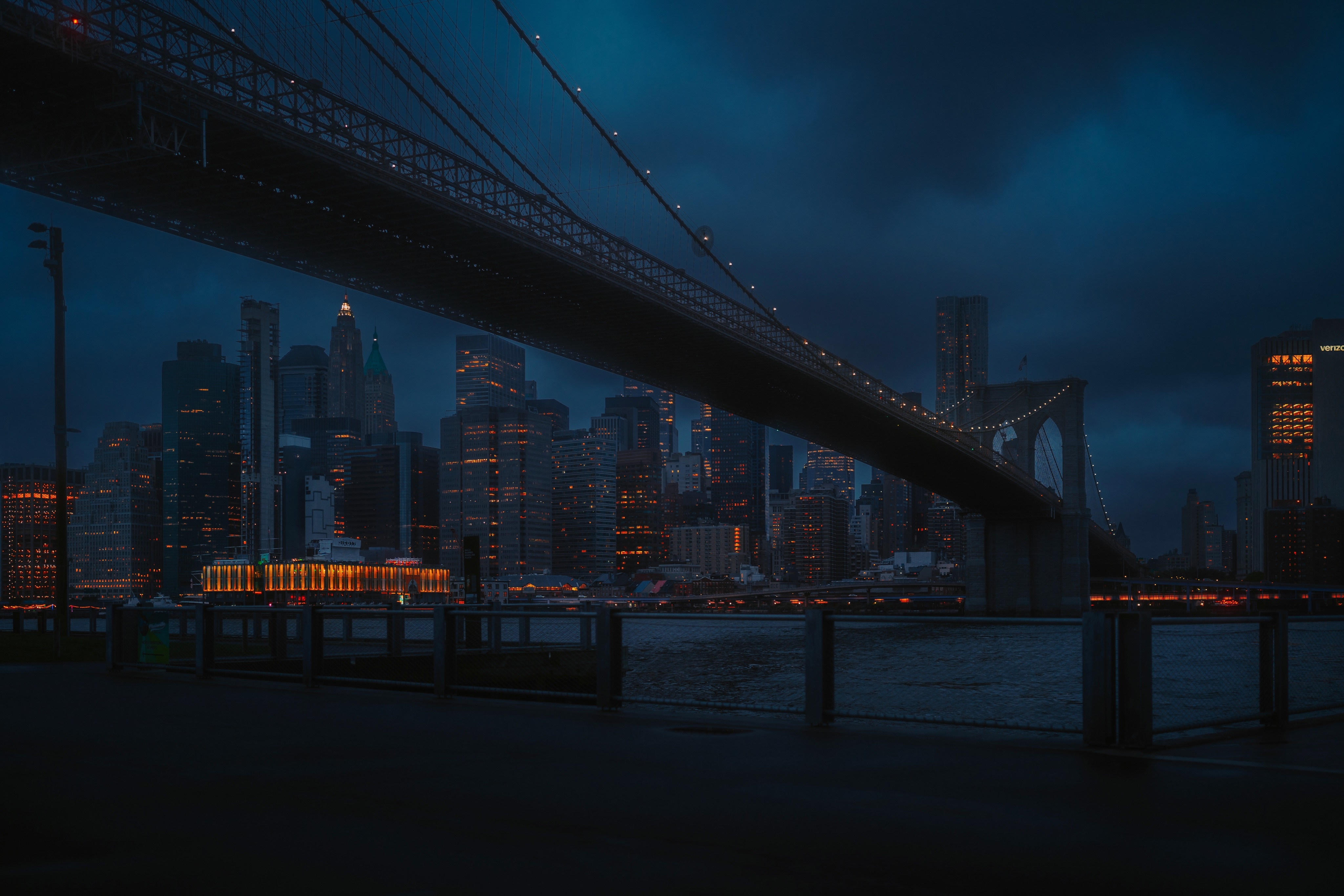 Brooklyn Bridge and New York City skyline at night HD Wallpaper