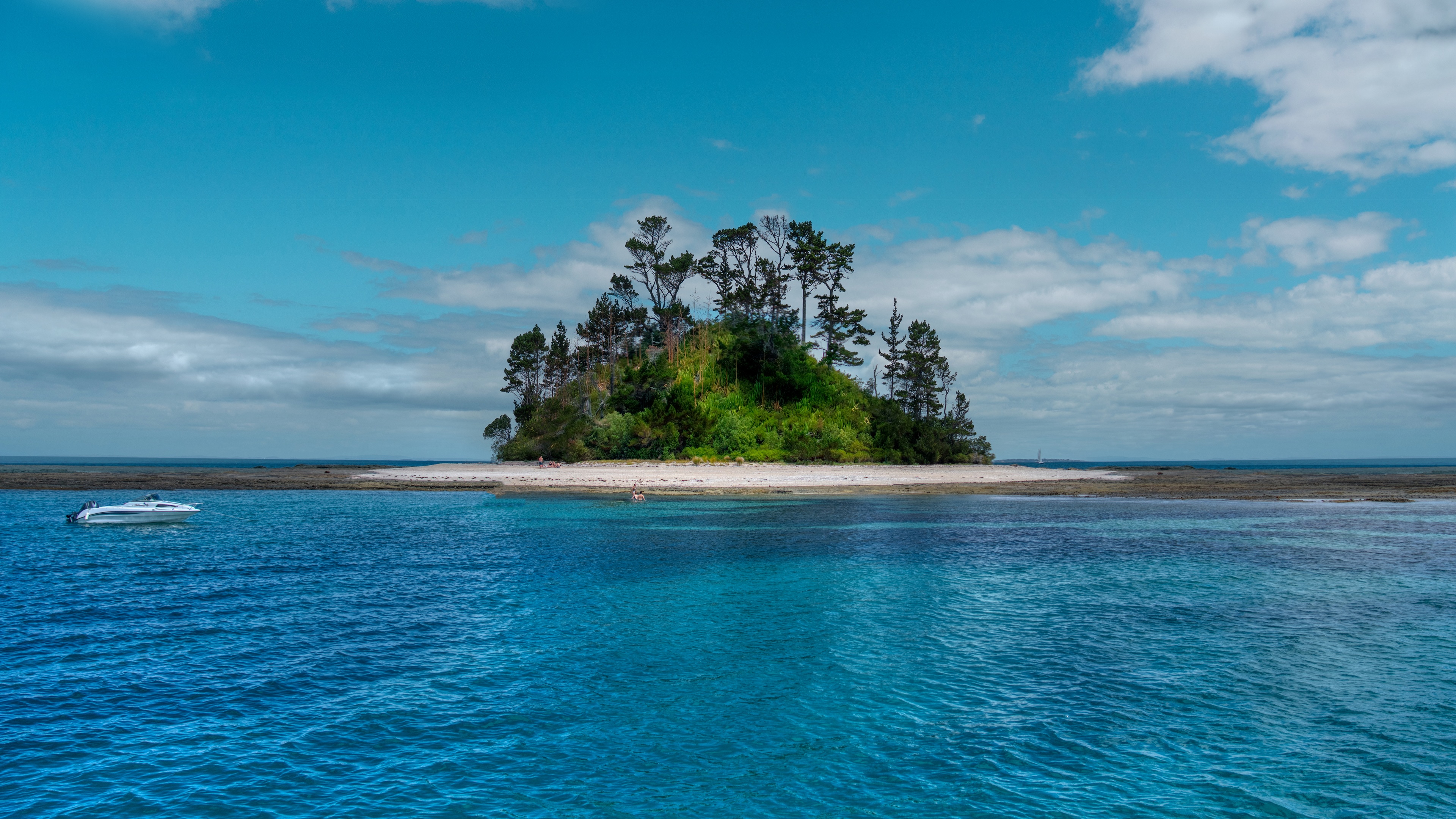 4K Island with Boat and Blue Water HD Wallpaper
