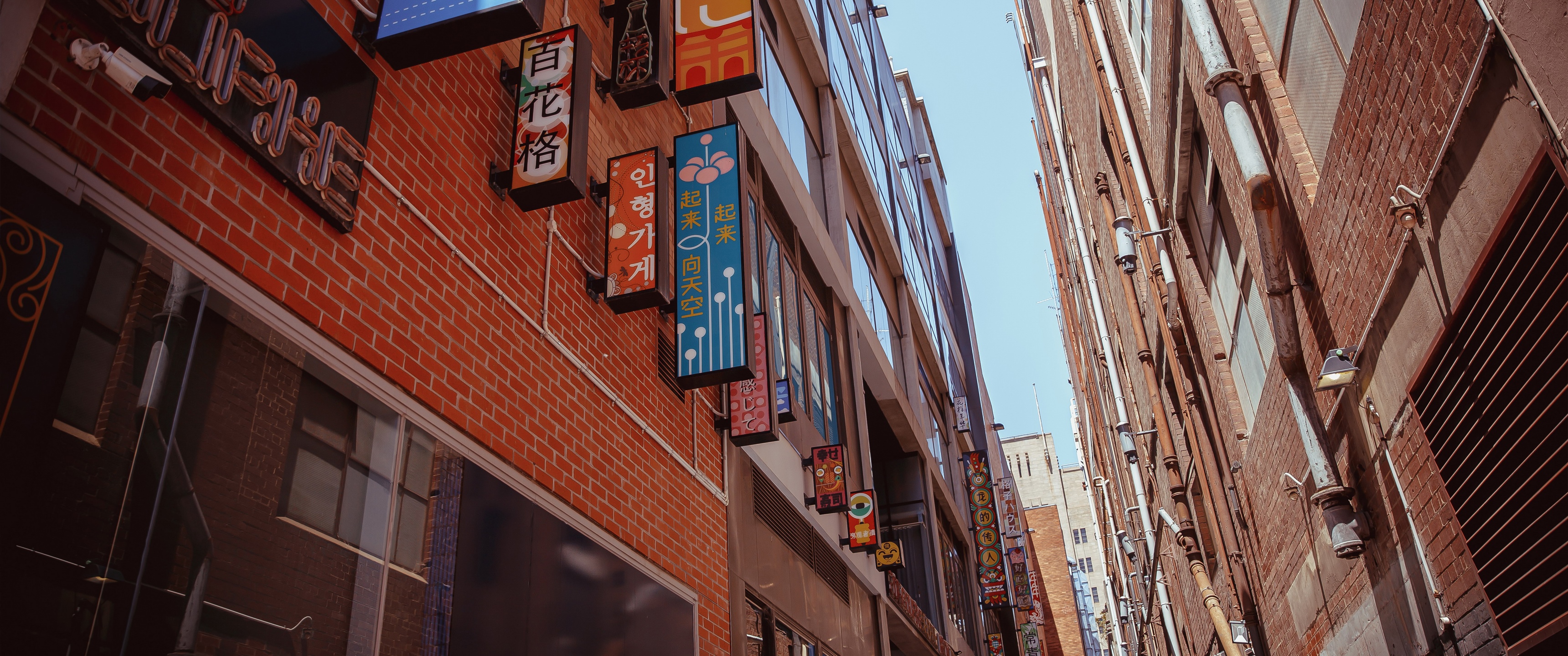 Melbourne Alleyway with Asian Signs and Brick Buildings HD Wallpaper