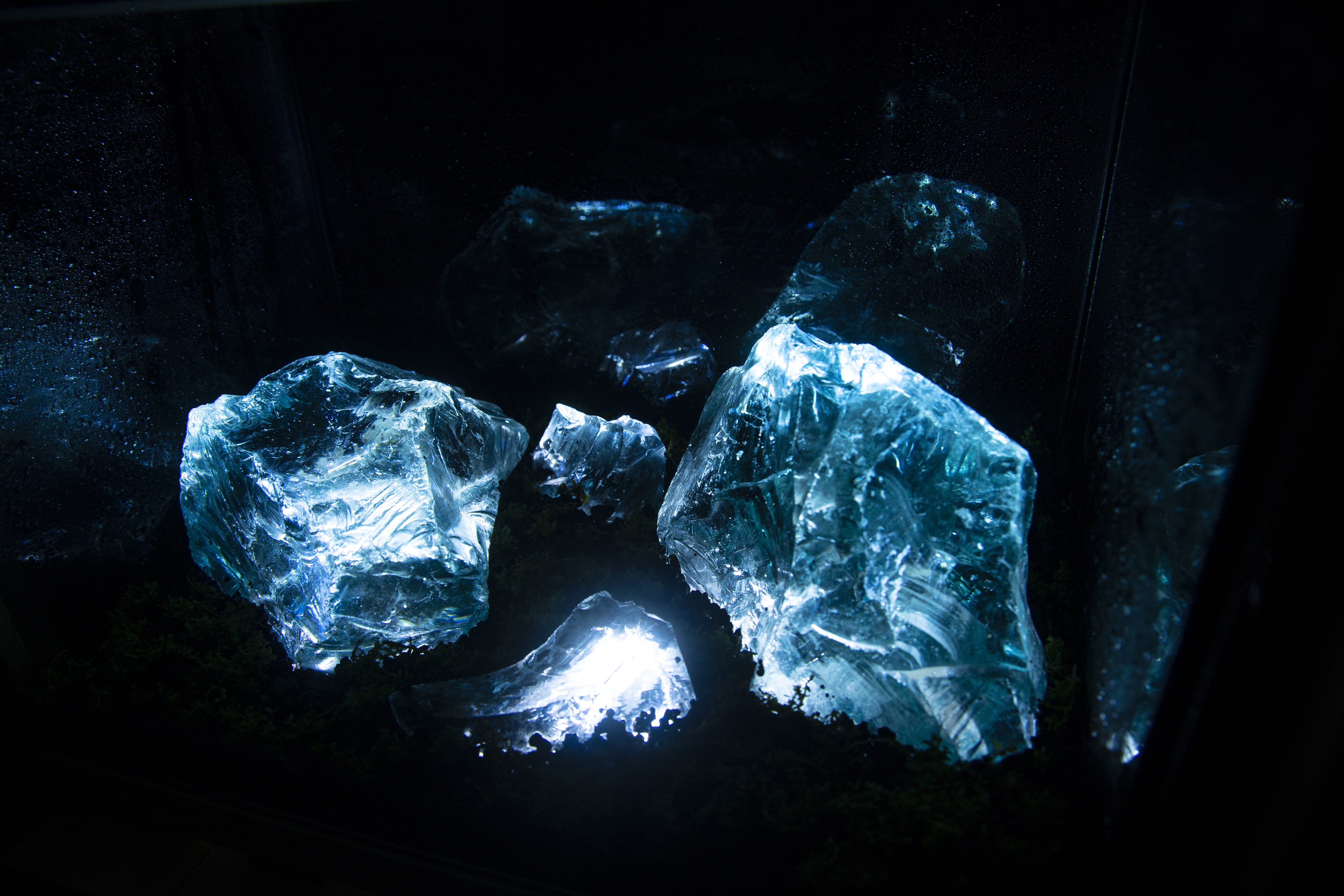 Glass shards with blue light in dark aquarium HD Wallpaper