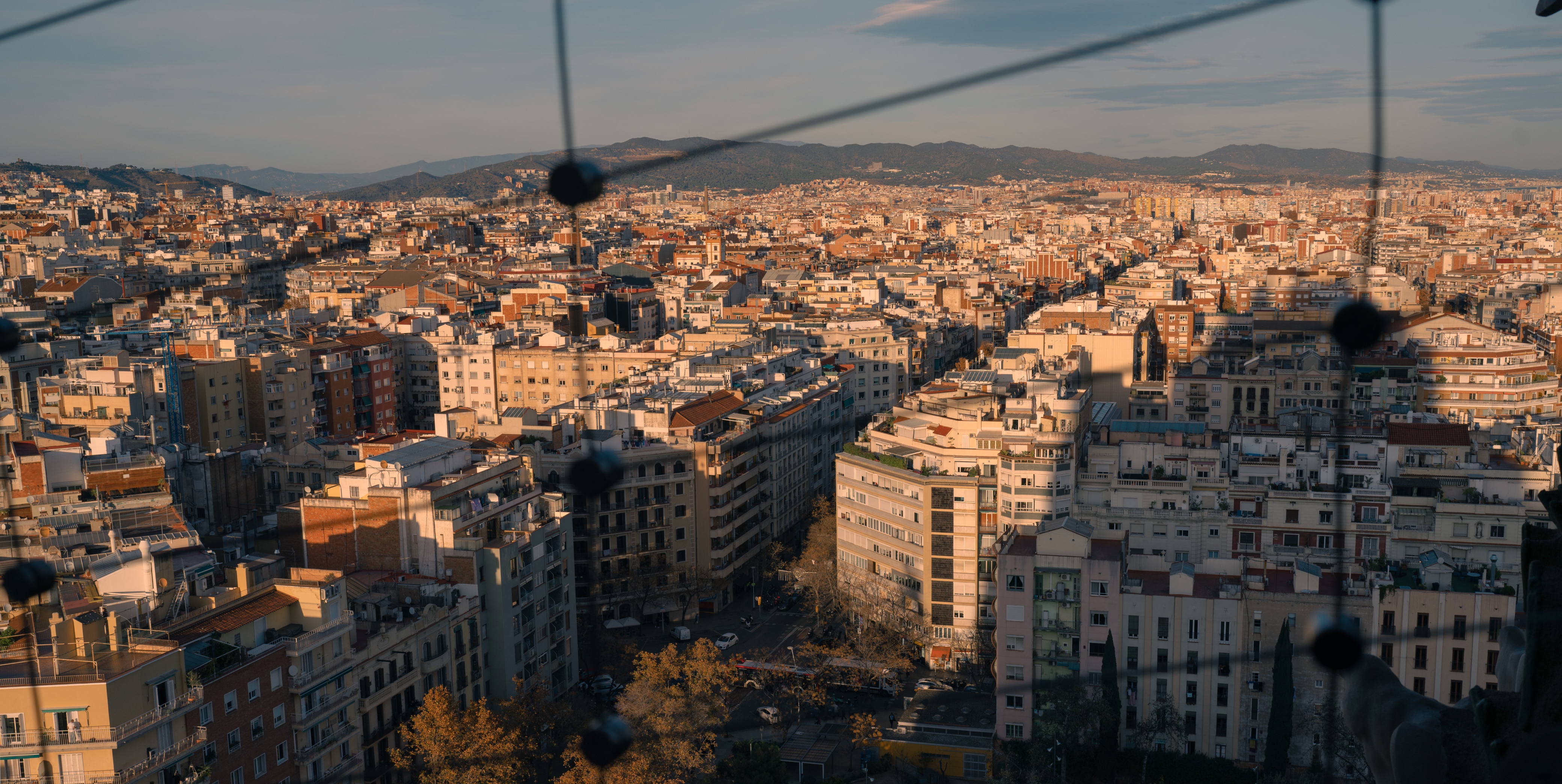 4K cityscape of a sprawling town with mountains in the distance HD Wallpaper