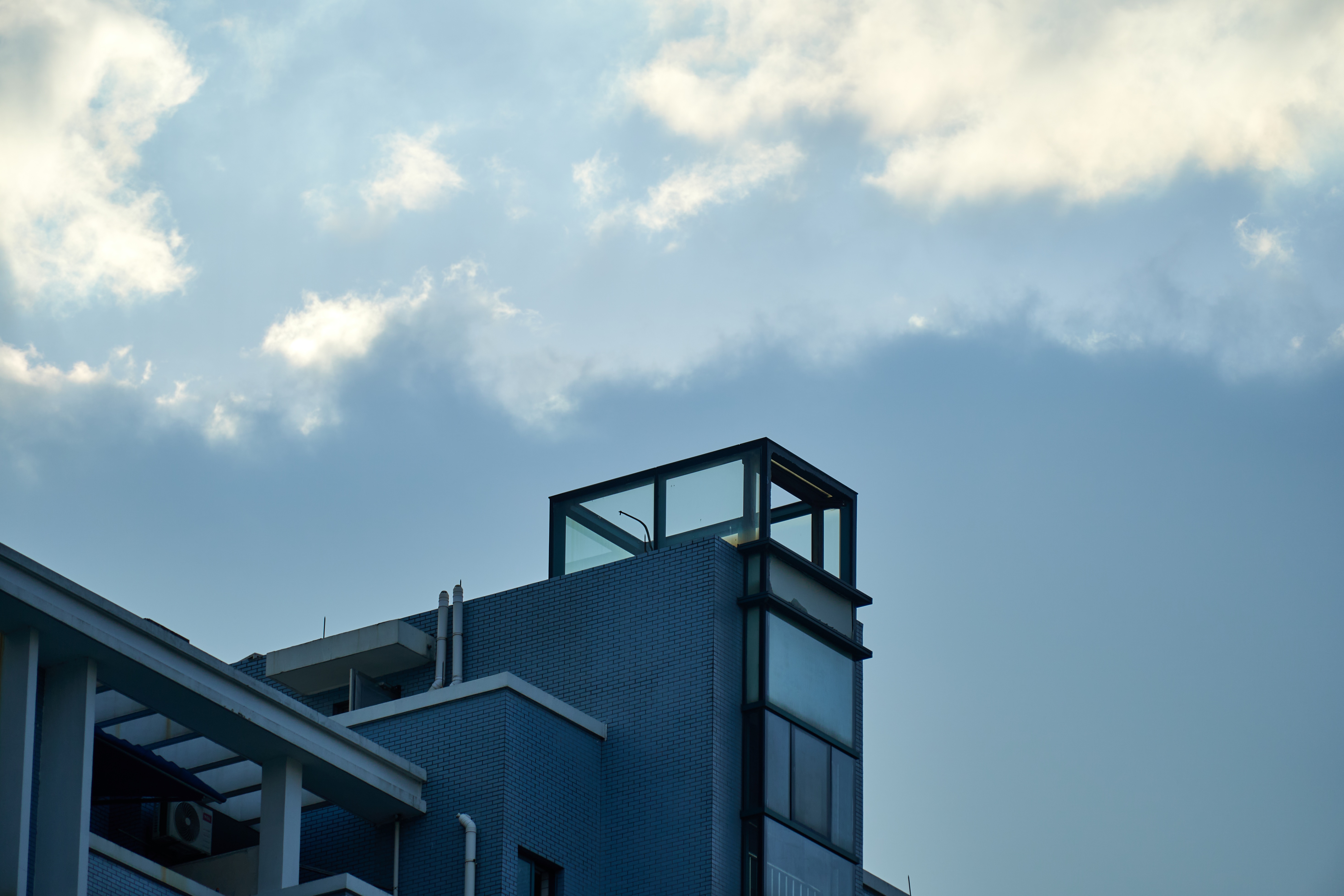 Building rooftops under cloudy sky HD Wallpaper