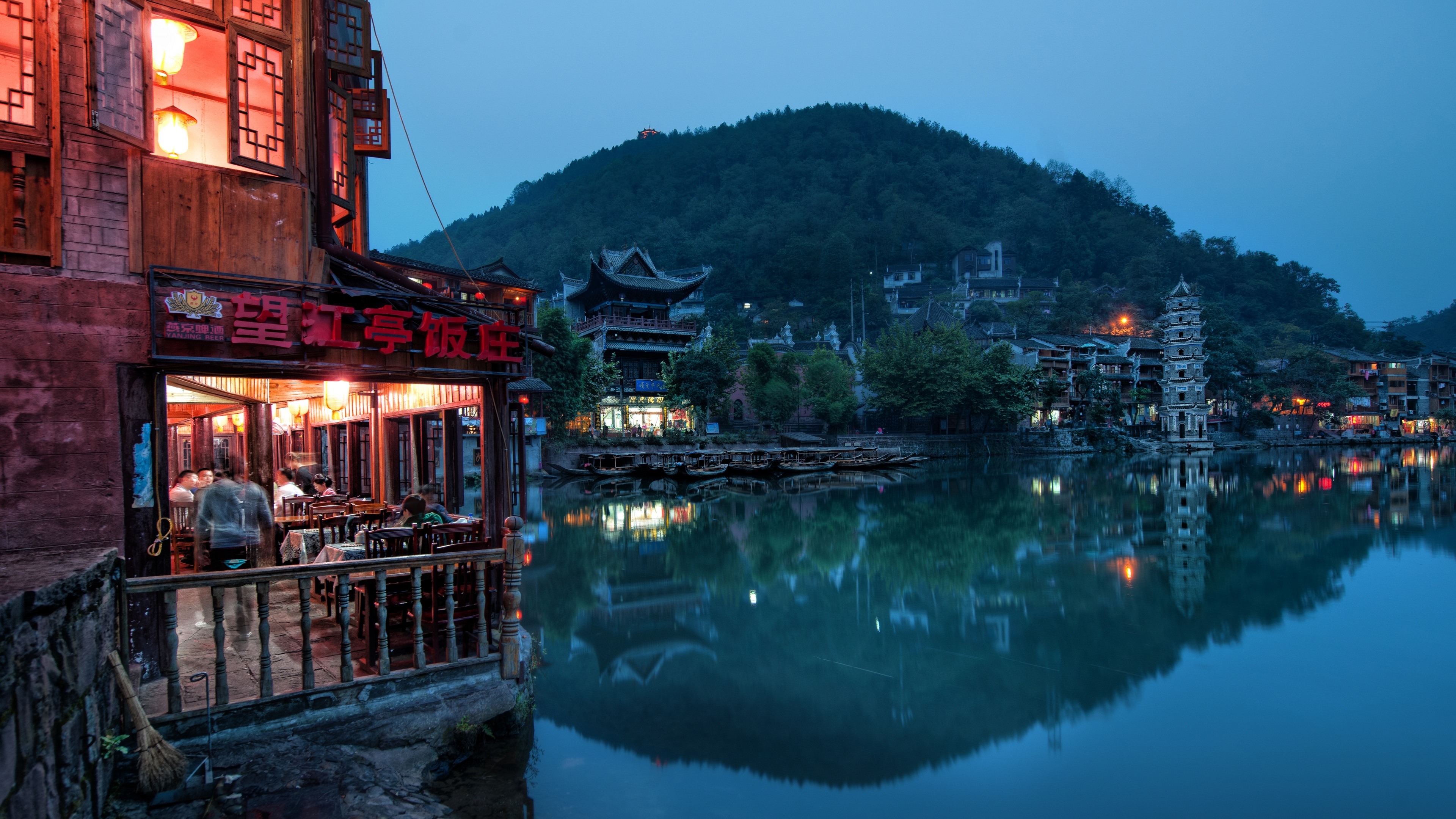 Restaurant by the water in Hunan Province, China HD Wallpaper