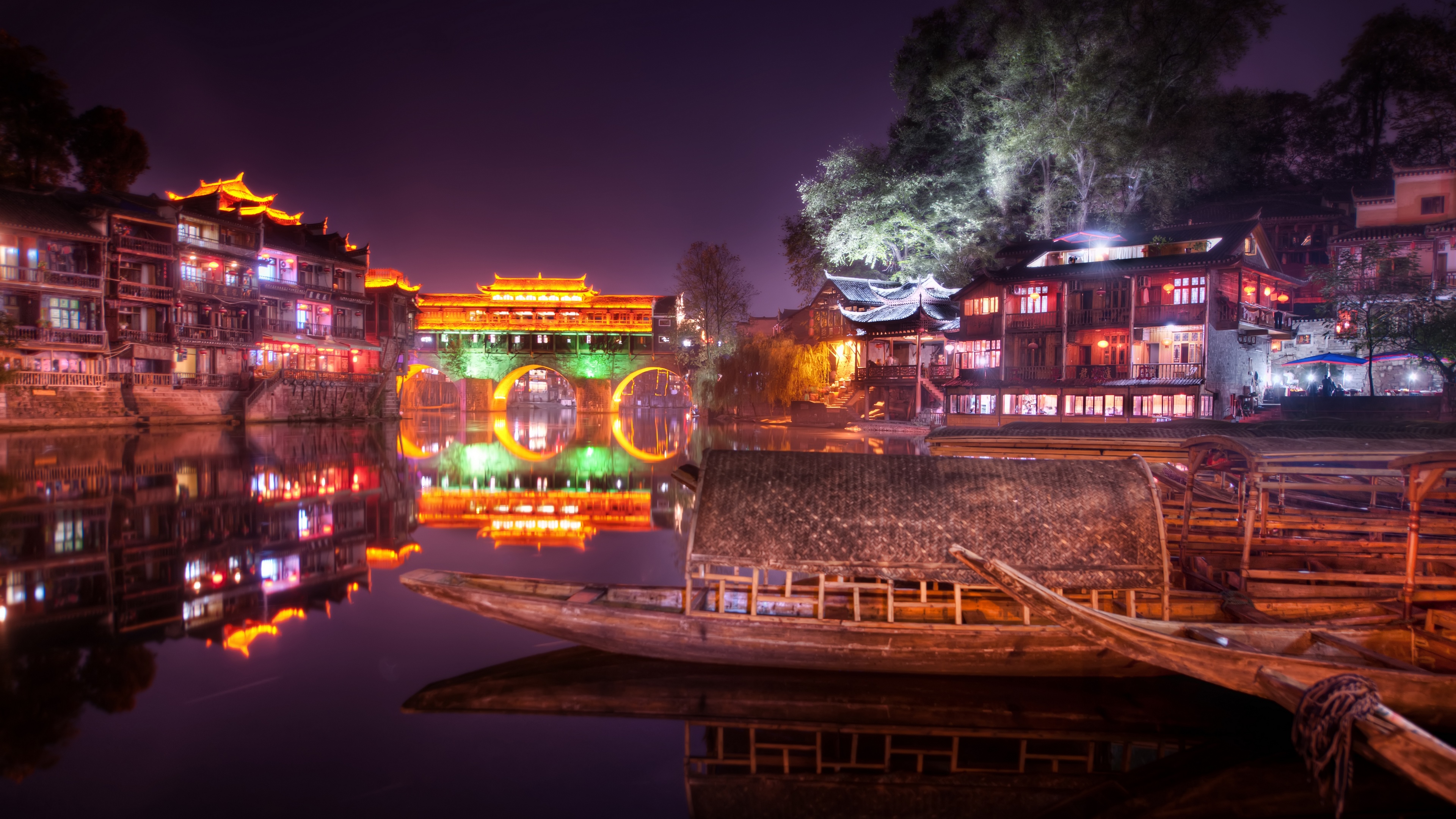 4K Night Scene of Fenghuang Ancient Town, China HD Wallpaper