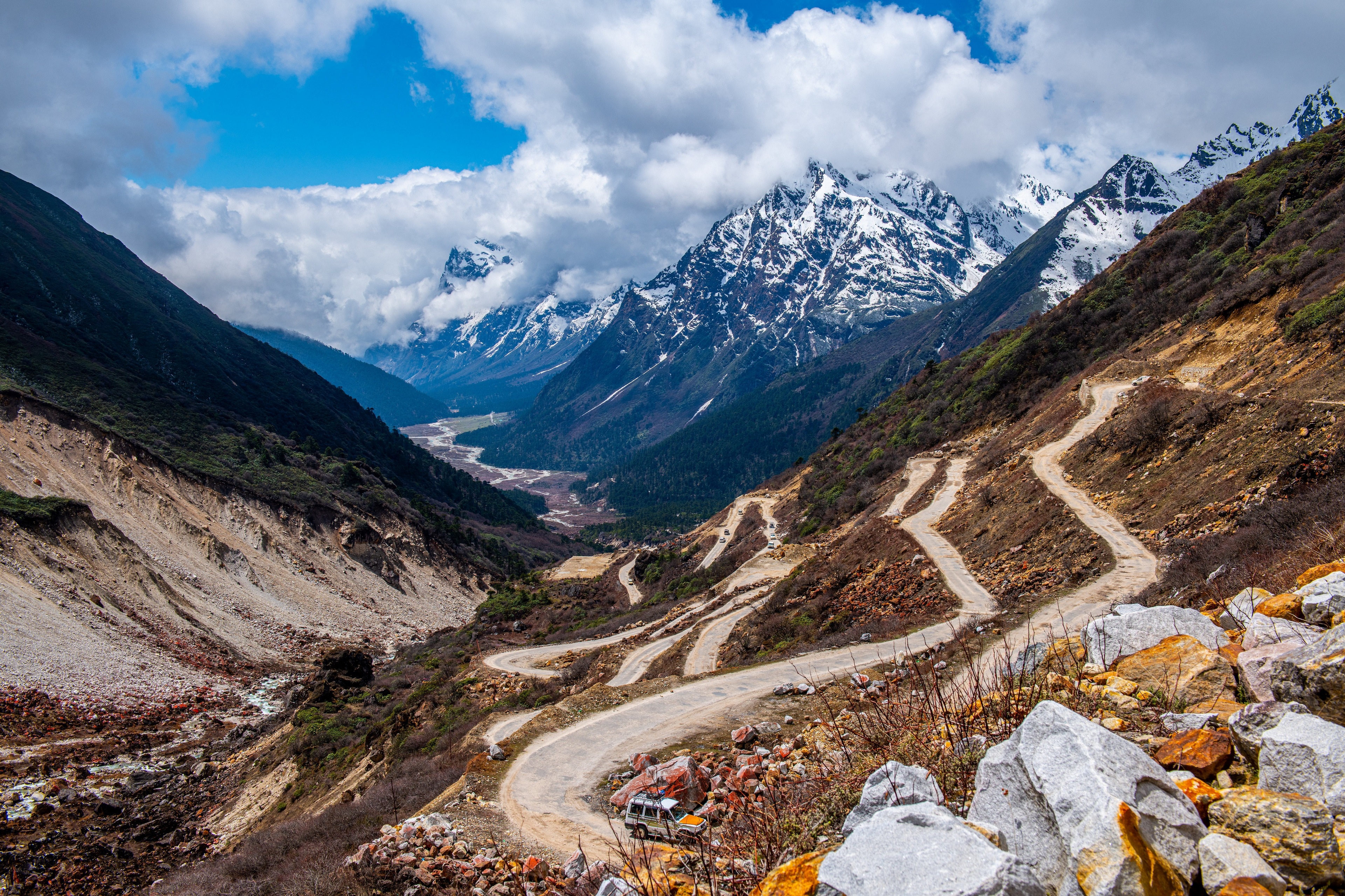 4K road winding through mountains in India HD Wallpaper