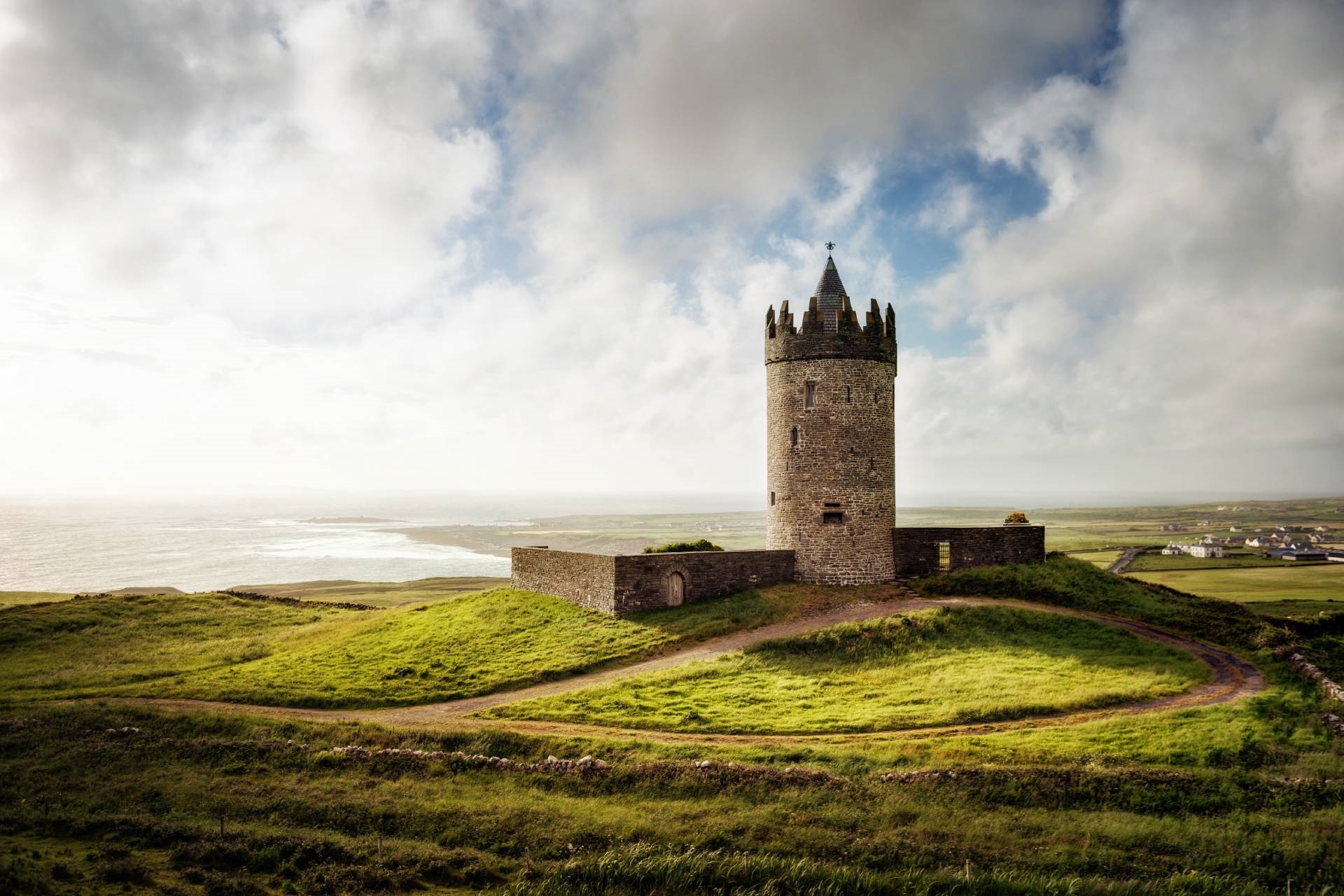 Doonagore Castle on a grassy hill in Ireland HD Wallpaper