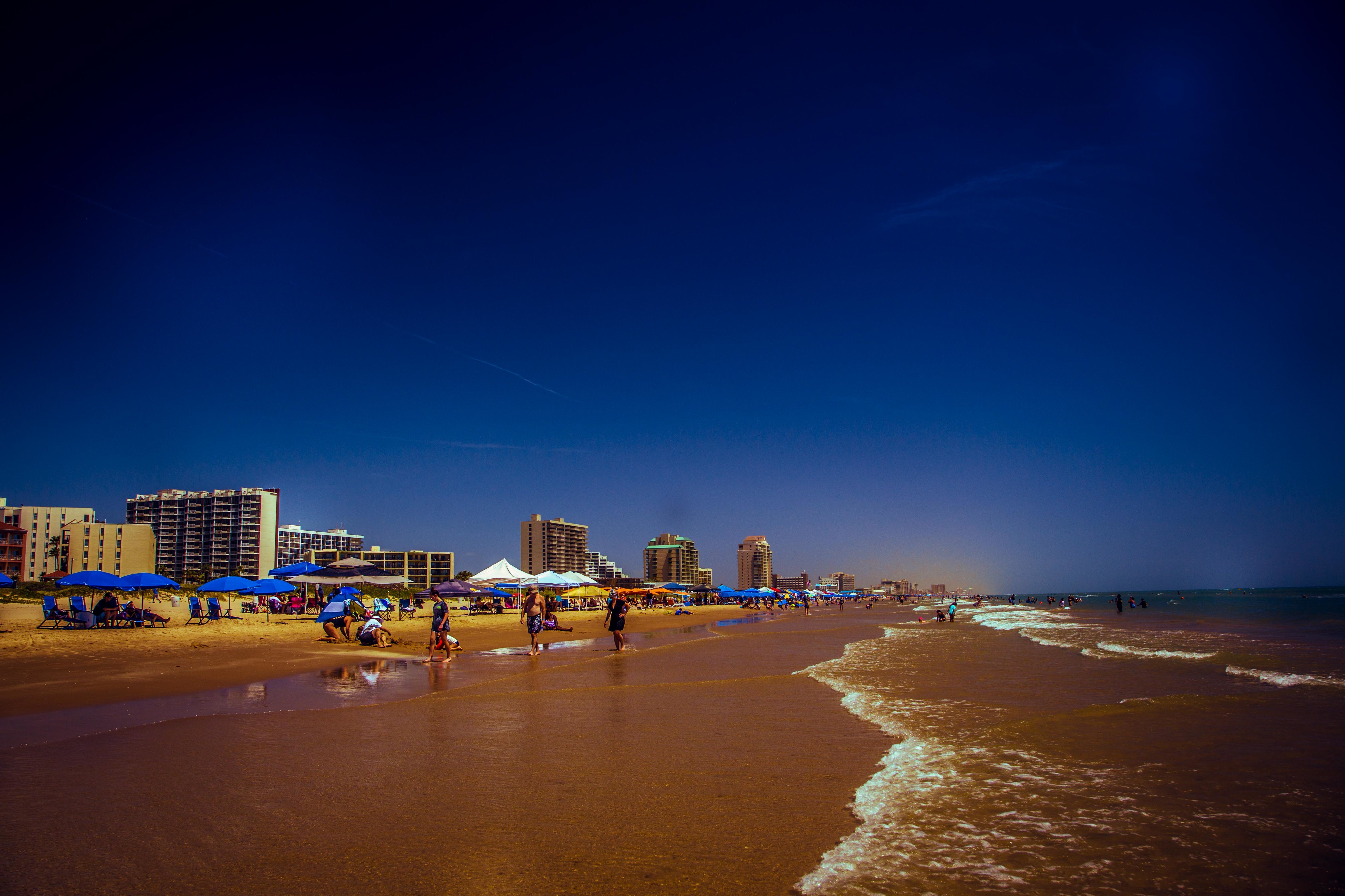 4K beach with buildings and umbrellas HD Wallpaper