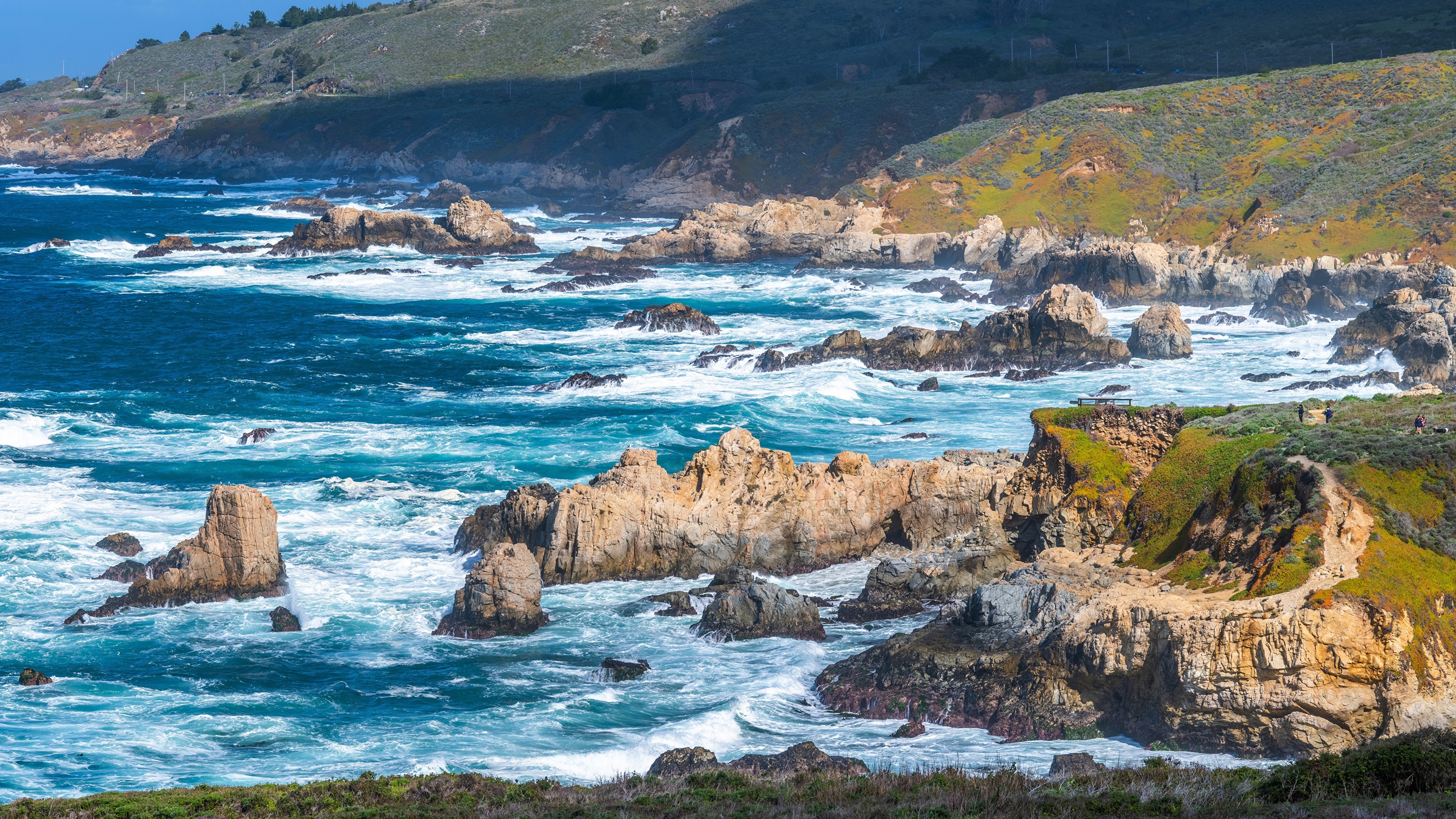 Rocky Coastline with Crashing Waves in the USA HD Wallpaper