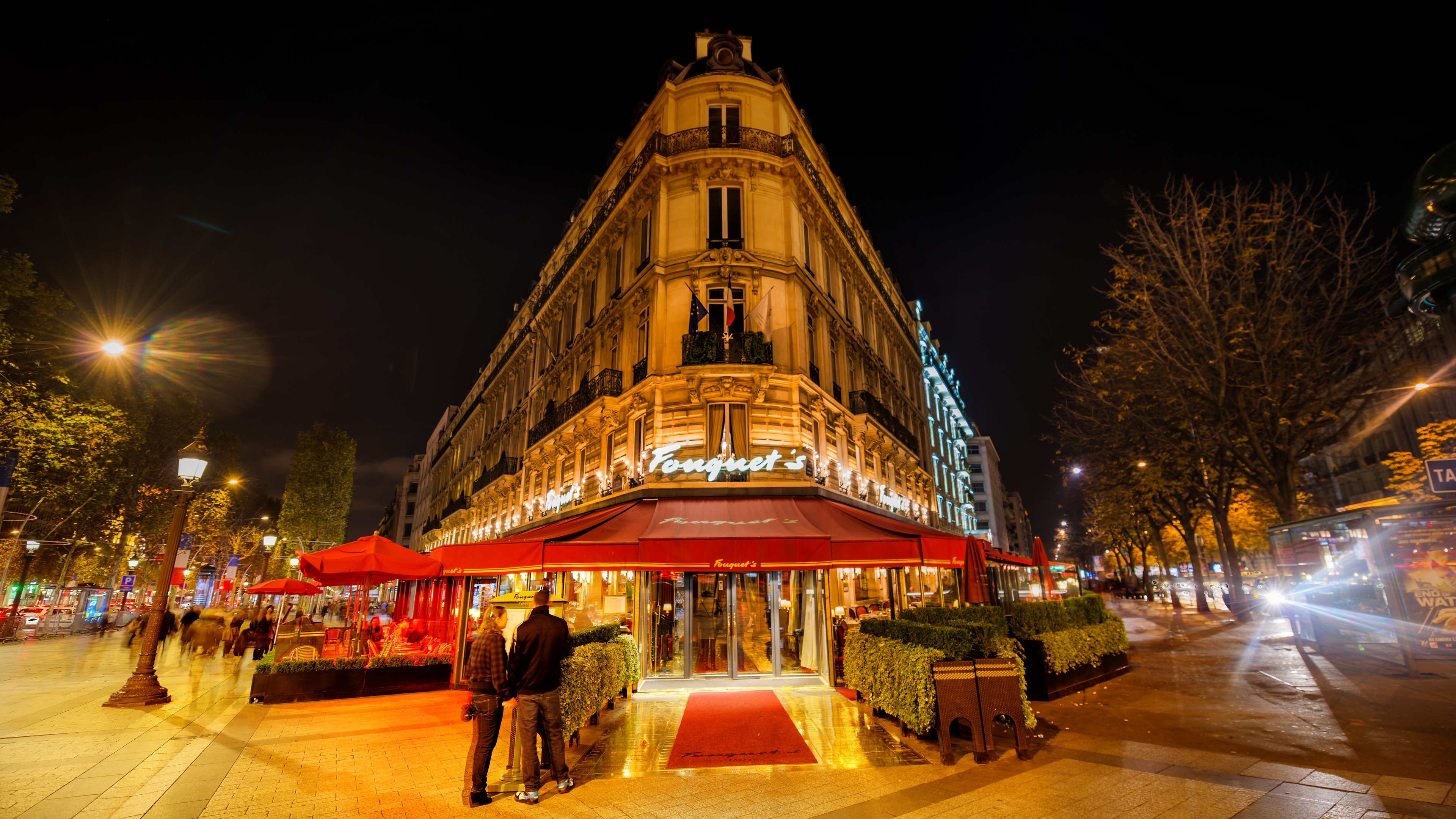 Fouquet's restaurant at night in Paris HD Wallpaper