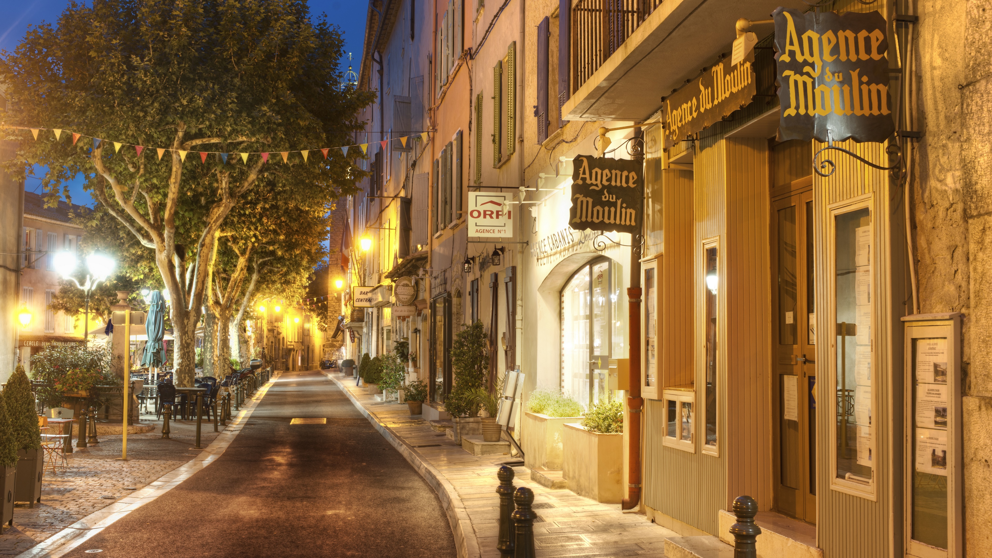 4K French street with Agence du Moulin sign HD Wallpaper